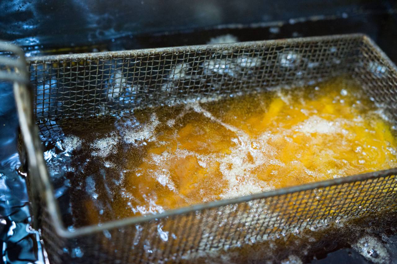 Papas fritas, Freidora, Comida, Bocadillo, Aperitivo, Comida rápida, Crujiente, Dorado, Frito, Grasiento, Salado, Sazonado, Papas, Cocina, Cocina, Restaurante, Cocina, Aceite, Comida chatarra, Insalubre,