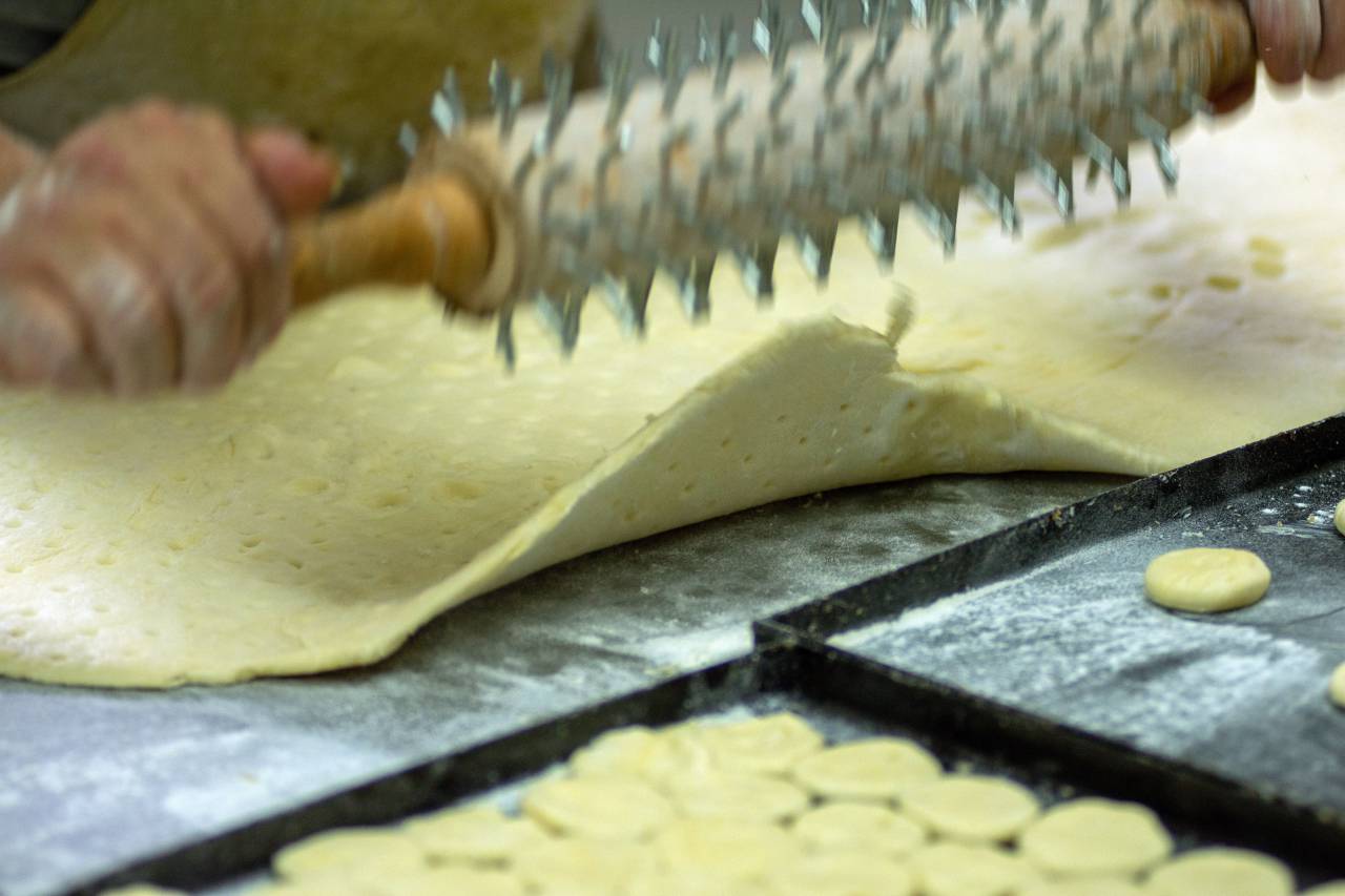 Alimento, Panadería, Merienda, Pastelería Horneada, Listo Para Comer, Tradición, Cultura Argentina, Galleta, Cocinar, Cocina, Hornear, Dulces, Comidas y Bebidas, Ingrediente, Preparación, Cocina Comercial, Pastelería, Mantequilla, Artesanal Alimentos y Bebidas, Cocinero,
