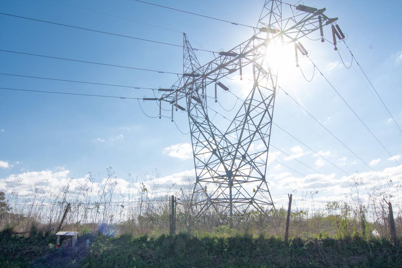Alto voltaje, torre eléctrica, energía, electricidad, transmisión, infraestructura, tecnología, metal, potencia, ingeniería, industria, cielo, acero, azul, torre eléctrica, voltaje, rejilla, transmisión de electricidad, red, ingeniería eléctrica, suministro eléctrico, moderno, de altura, industrial, estructura,