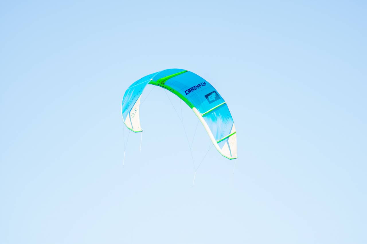 Cometa, Luz del sol, Cielo azul, Nubes blancas, Verano, Ocio, Recreación, Al aire libre, Vuelo, Vistoso, Libertad, Viento, Diversión, Actividad, Relajación, Alegre, Tiempo de juego, Vacaciones, Aerotransportado, Entretenimiento.,