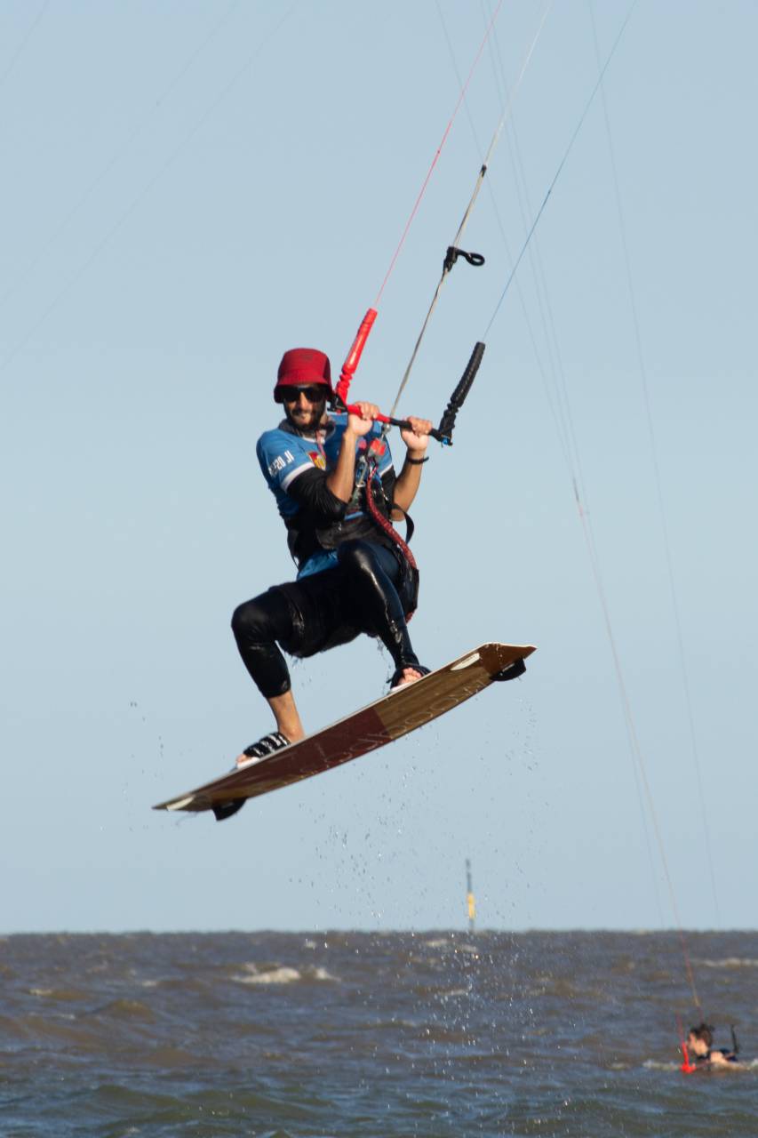 Varón, Argentino, 35-39 años, Kitesurf, Deporte, Deportes extremos, Personas, Adulto, Mar, Movimiento, Surf, Diversión, Verano, Solo adultos, Una persona, Playa, Hombres, Un solo hombre, Velocidad, Agua, Solo Hombres, Ola - Agua, Ola rompiendo, Estilos de vida, Kiteboard, Viento, Ocio, Adulto joven, Cielo, Deporte acuático, Explotación,