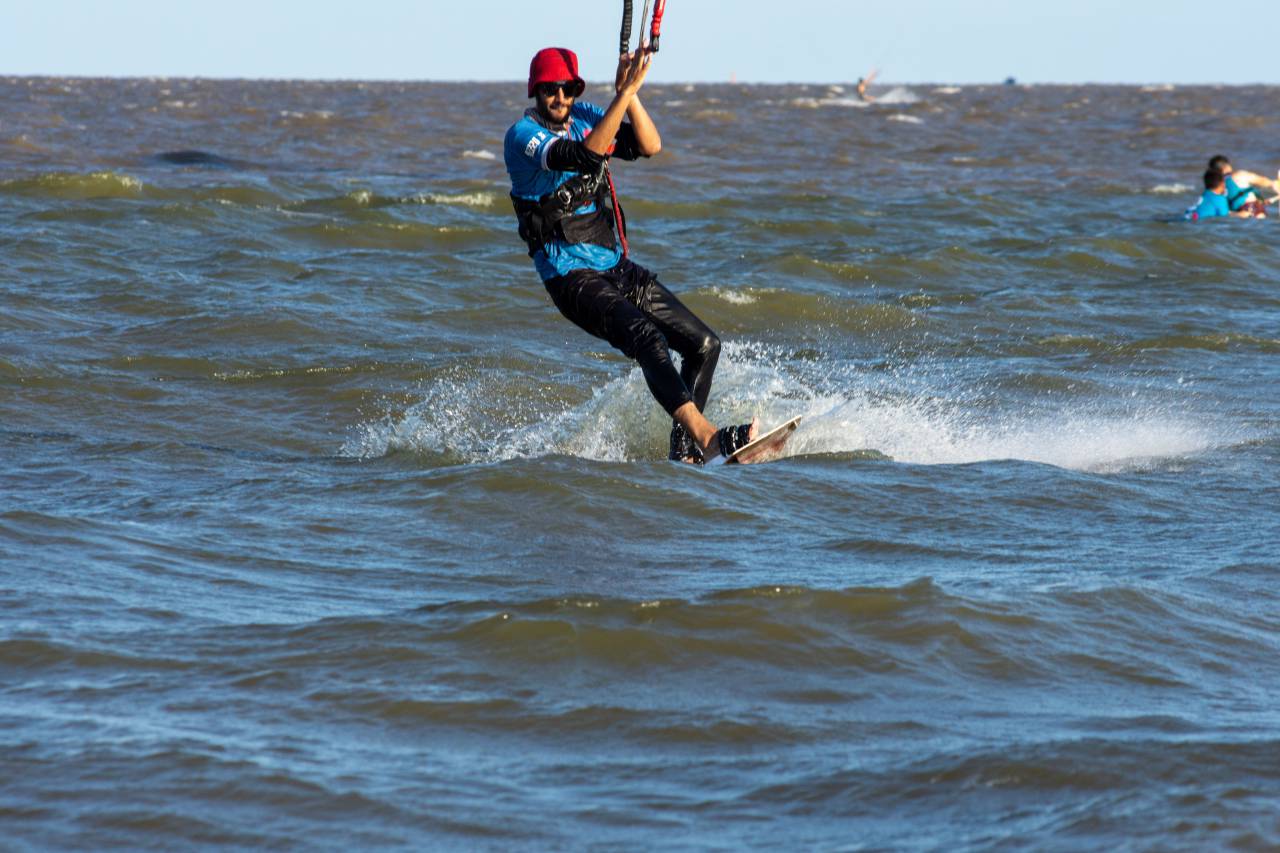 Varón, Argentino, 35-39 años, Kitesurf, Deporte, Deportes extremos, Personas, Adulto, Mar, Movimiento, Surf, Diversión, Verano, Solo adultos, Una persona, Playa, Hombres, Un solo hombre, Velocidad, Agua, Solo Hombres, Ola - Agua, Ola rompiendo, Estilos de vida, Kiteboard, Viento, Ocio, Adulto joven, Cielo, Deporte acuático, Explotación,