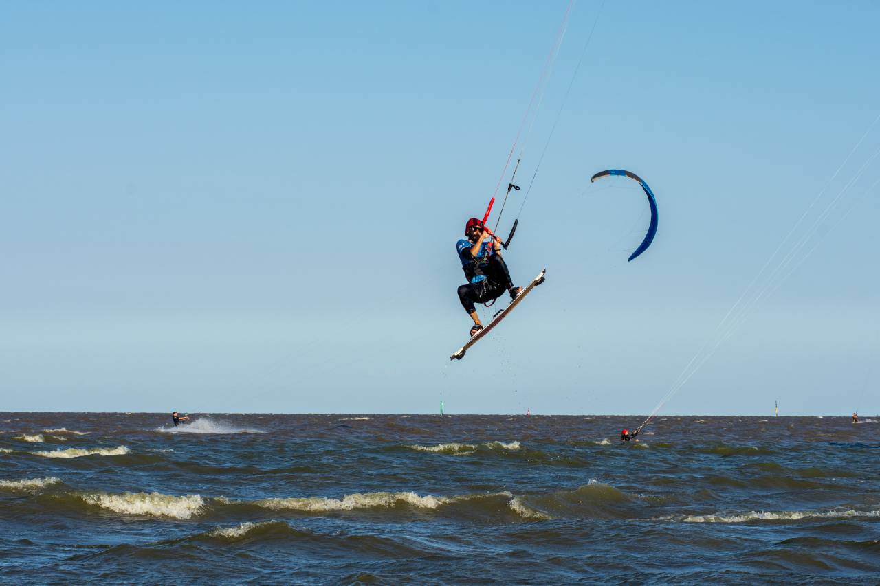 Varón, Argentino, 35-39 años, Kitesurf, Deporte, Deportes extremos, Personas, Adulto, Mar, Movimiento, Surf, Diversión, Verano, Solo adultos, Una persona, Playa, Hombres, Un solo hombre, Velocidad, Agua, Solo Hombres, Ola - Agua, Ola rompiendo, Estilos de vida, Kiteboard, Viento, Ocio, Adulto joven, Cielo, Deporte acuático, Explotación,