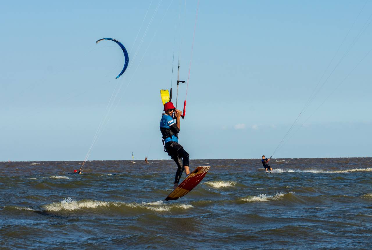 Varón, Argentino, 35-39 años, Kitesurf, Deporte, Deportes extremos, Personas, Adulto, Mar, Movimiento, Surf, Diversión, Verano, Solo adultos, Una persona, Playa, Hombres, Un solo hombre, Velocidad, Agua, Solo Hombres, Ola - Agua, Ola rompiendo, Estilos de vida, Kiteboard, Viento, Ocio, Adulto joven, Cielo, Deporte acuático, Explotación,