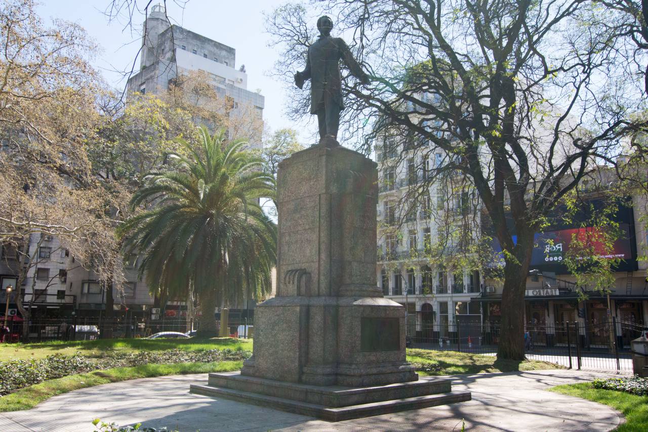 Monumento, José Manuel Estrada, argentino, educador, Plaza del Congreso, Buenos Aires, Argentina, estatua, histórico, punto de referencia, atracción turística, historia, cultura, arquitectura, aire libre, espacio público, paisaje urbano, destino de viaje, famoso, notable, icónico, memorial tributo, bronce, patriotismo, símbolo,