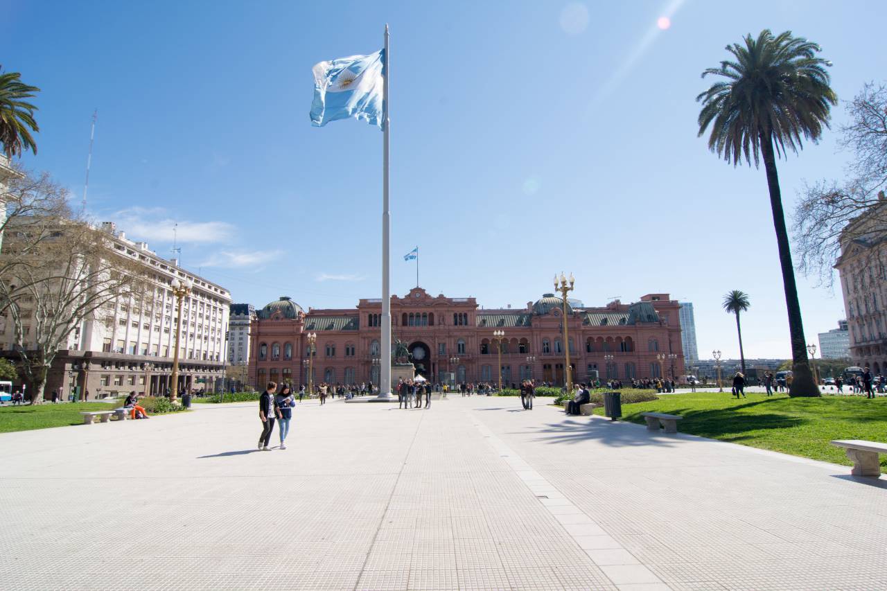 Plaza de Mayo, Plaza, Buenos Aires, Argentina, Punto de referencia, Arquitectura, Urbano, Paisaje urbano, Historia, Revolución, Protesta, Gobierno, Democracia, Atracción turística, Destino de viaje, América del Sur, América Latina, Imagen de stock, Catedral Metropolitana de Buenos Aires, Obelisco de buenos aires, bandera,