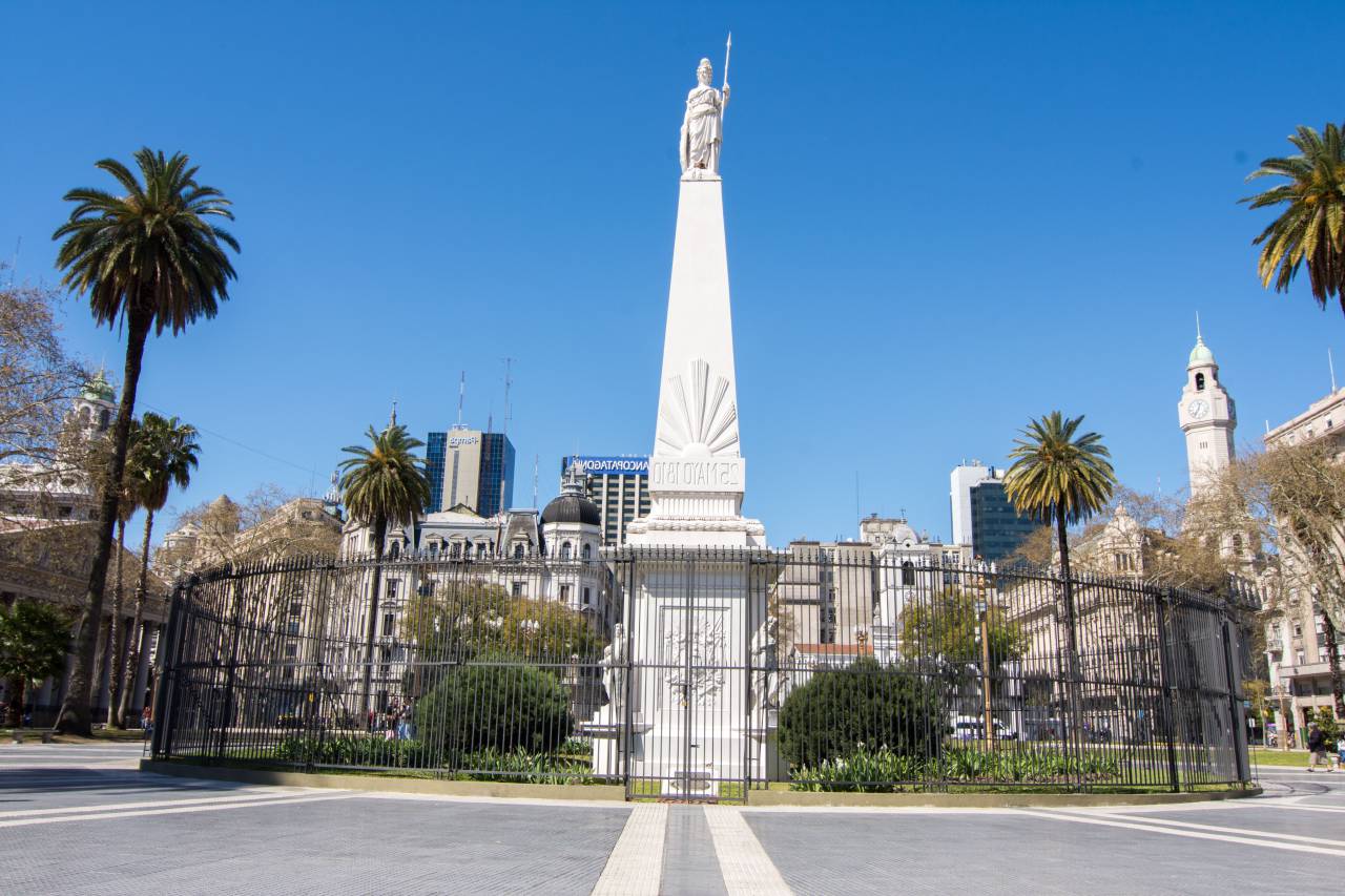 Plaza de Mayo, Plaza, Buenos Aires, Argentina, Punto de referencia, Arquitectura, Urbano, Paisaje urbano, Historia, Revolución, Protesta, Gobierno, Democracia, Atracción turística, Destino de viaje, América del Sur, América Latina, Imagen de stock, Catedral Metropolitana de Buenos Aires, Obelisco de buenos aires,