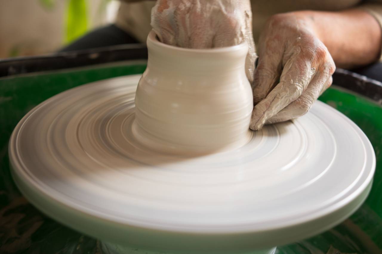 Mujer, Manos, Cerámica, Arcilla, Hecho a mano, Artesanía, Arte, Creatividad, Taller, Estudio, Cerámica, Rueda, Escultura, Moldeado, Artesanía, Tradicional, Habilidad, Hobby, Proceso, Artístico, Stock Image, Horizontal, Copiar espacio, Cerrar- detalle,