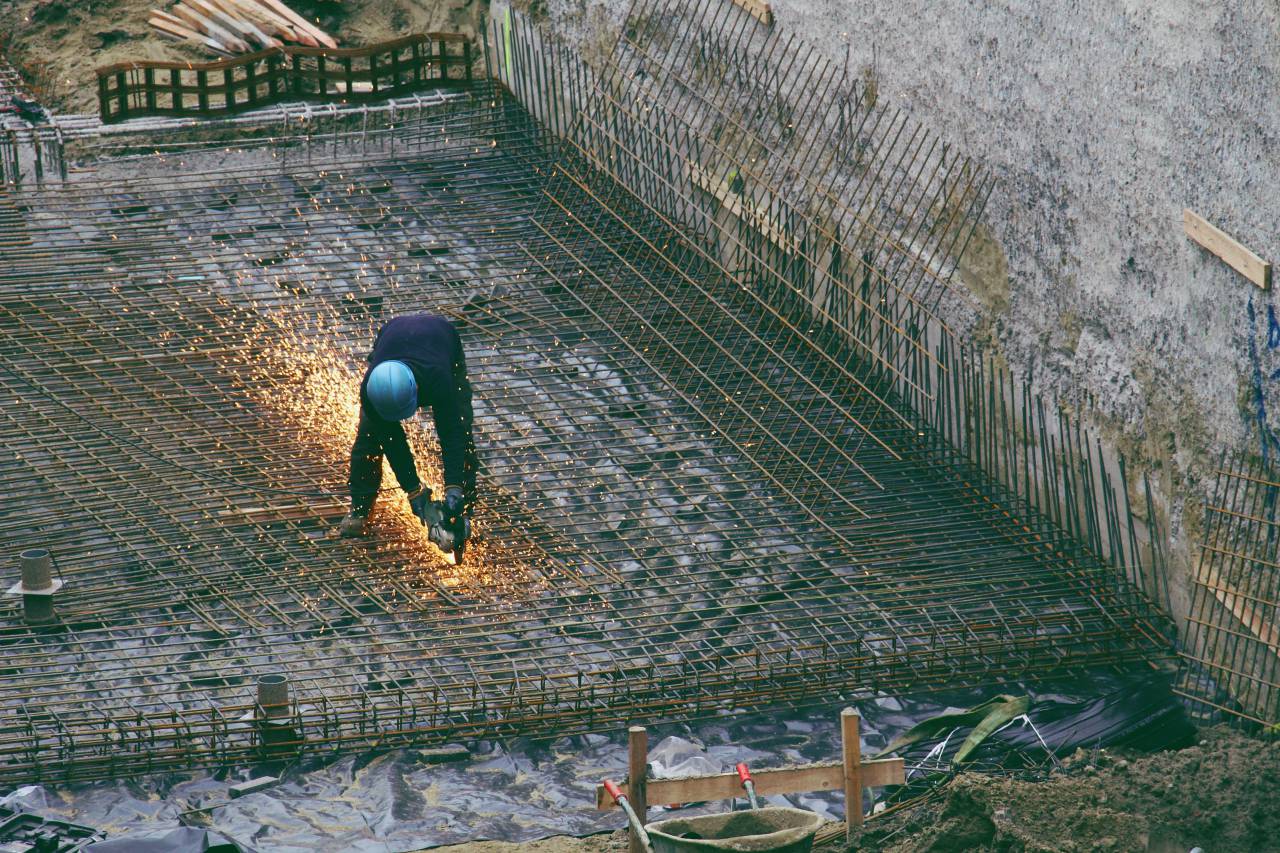 trabajador de la construcción;molinillo;hierro,hombres,al aire libre,una persona,trabajando,adulto,ocupación,