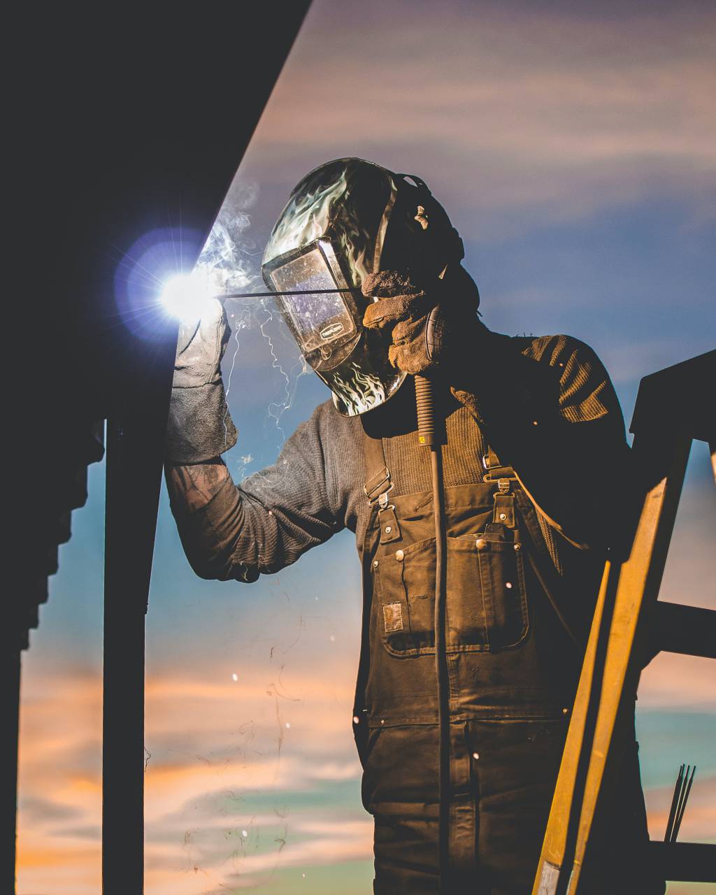 trabajador de la construcción,hombres,trabajando,al aire libre,una persona,ocupación,adulto,industria,ingeniero,industria de la construcción,sitio en construcción,machos,naturaleza,tecnología,equipo,etnicidad caucásica,ropa de trabajo protectora,