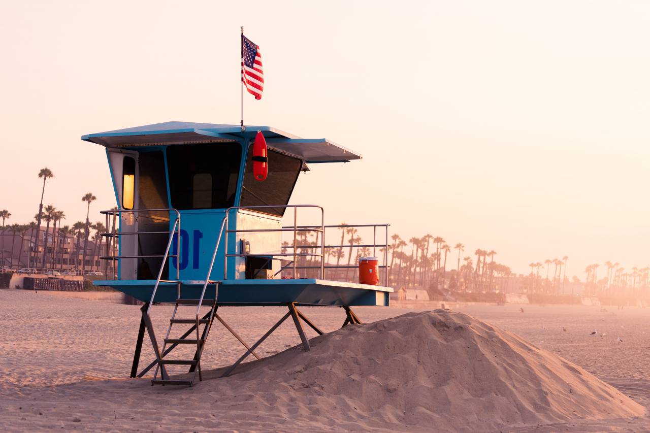 Beach, Hut, Huntington, United, States, Ocean, Coast, Sand, Surf, Waves, Seaside, Shoreline, Sunset, Relaxation, Vacation, Scenic, Tranquility, Leisure, Resort, Coastal, Breeze, Pier, Boardwalk, California, Pacific, Sunbathing, Tourism, Summer, Shelter, Landscape, us flag, usa, flag, 