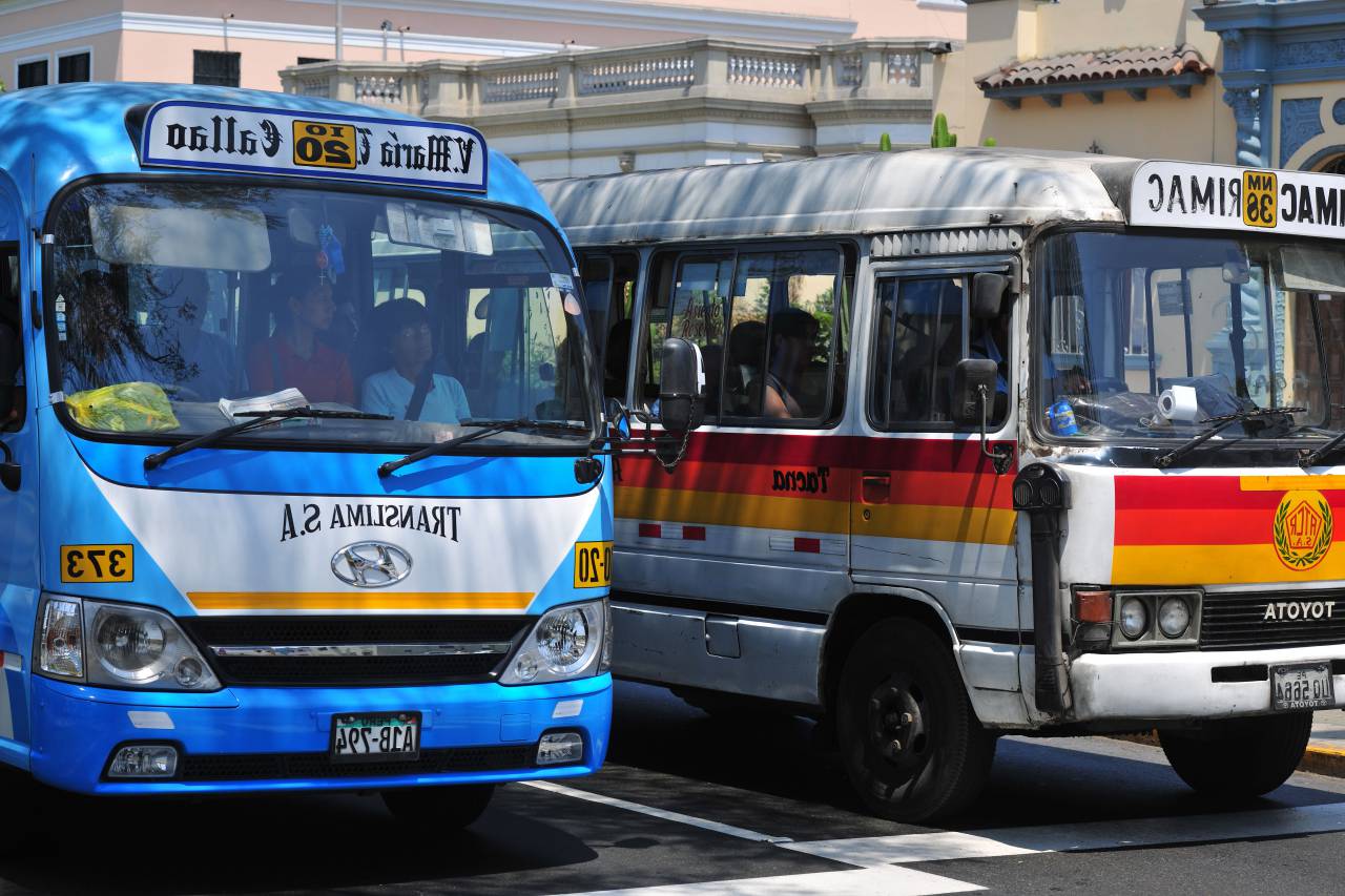 bus;Lima;Perú,transporte,autobús,coche,ambulancia,modo de transporte,bomberos,vehículo terrestre,rescate,servicio,velocidad,bombero,tráfico,paramédico,sirena,al aire libre,viajes,vida en la ciudad,policía,