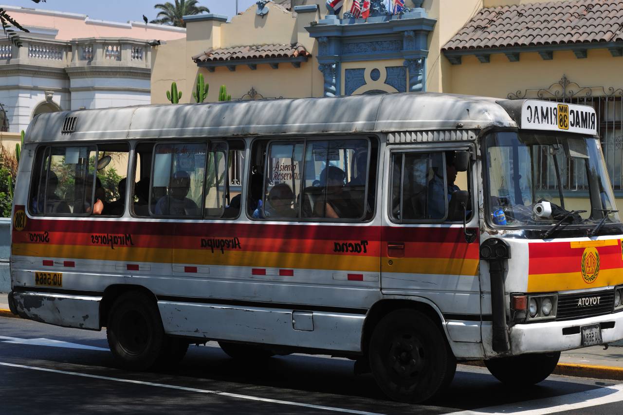 Bus;Lima;Perú,transporte,coche,bomberos,rescate,vehículo terrestre,ambulancia,autobús,velocidad,bombero,modo de transporte,al aire libre,servicio,tráfico,
