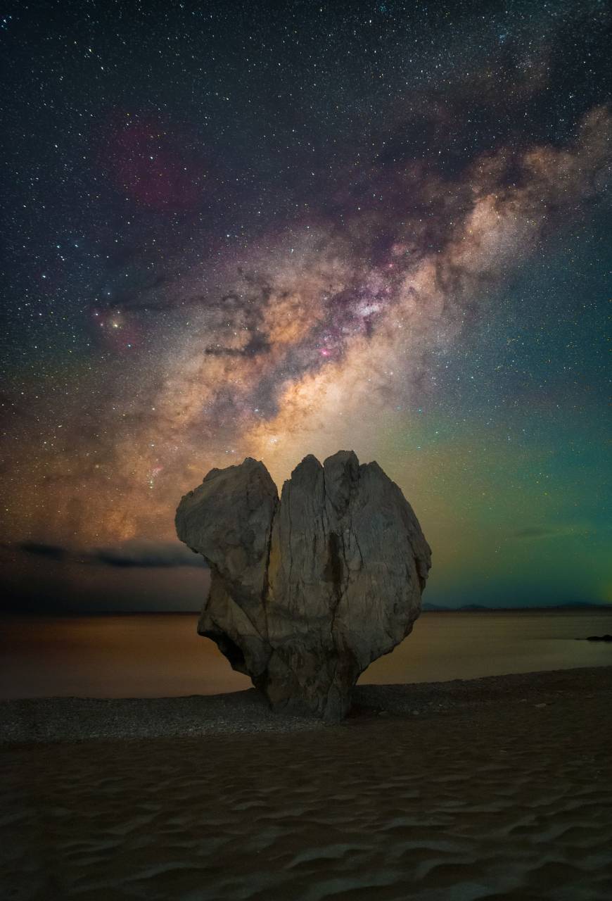 vía láctea;noche;playa;piedra,vía láctea,galaxia,noche,naturaleza,astronomía,estrella,espacio,espacio,ciencia,nebulosa,paisaje,planeta,constelación,oscuro,campo de estrellas,al aire libre,forma de estrella,azul,