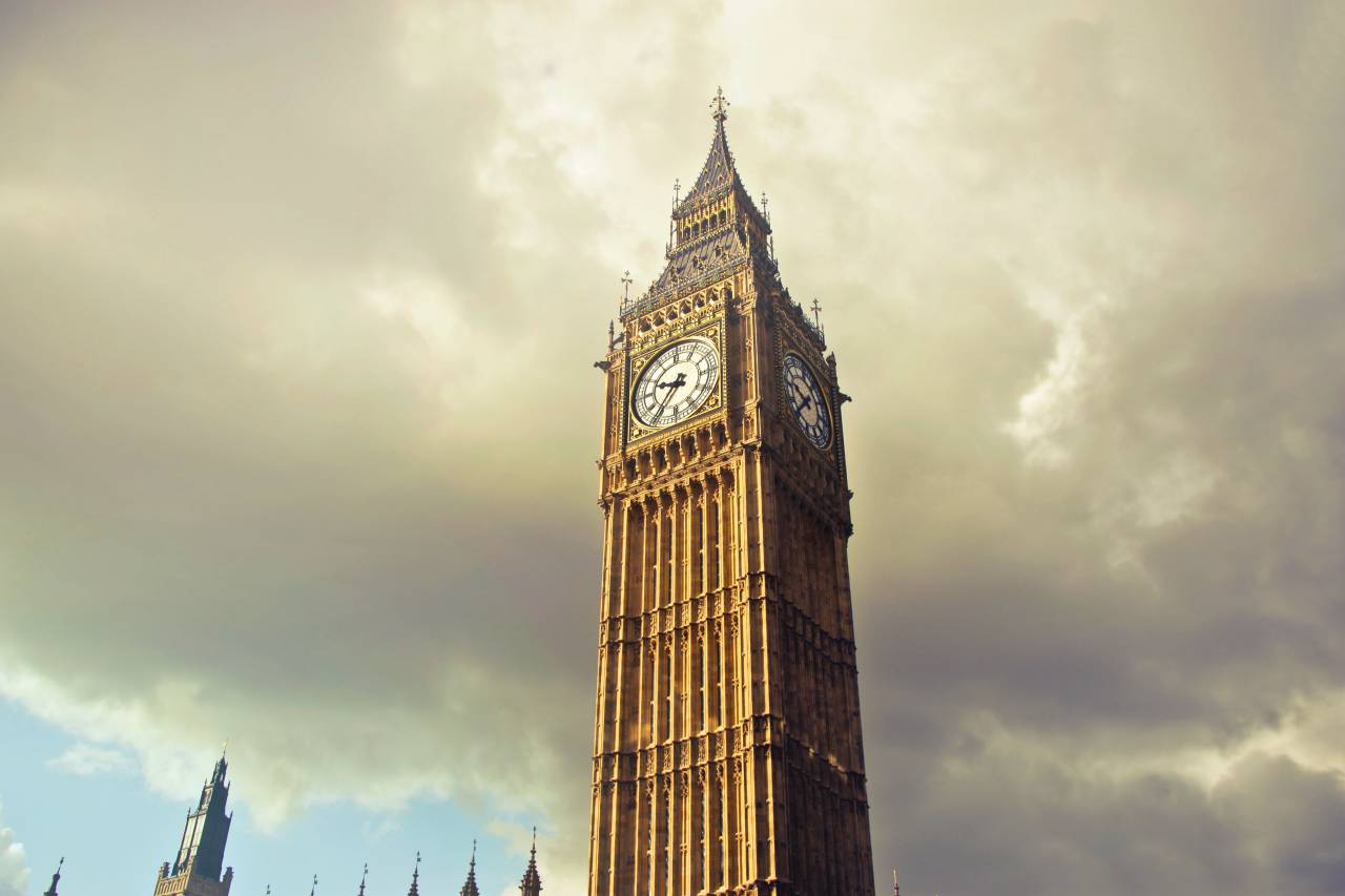 Torre de Londres;Inglaterra;Torre del Reloj,lugar famoso,arquitectura,reloj,edificio exterior,torre del reloj,historia,turismo,al aire libre,paisaje urbano,anochecer,monumento,vista de ángulo bajo,viajes,culturas,estructura construida,