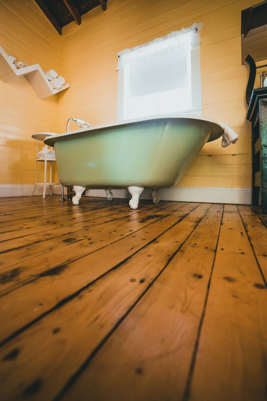 bathtub;wooden floor;bathroom,indoors,wood,material,domestic room,flooring,modern,home interior,bathtub,table,domestic bathroom,no people,design, 