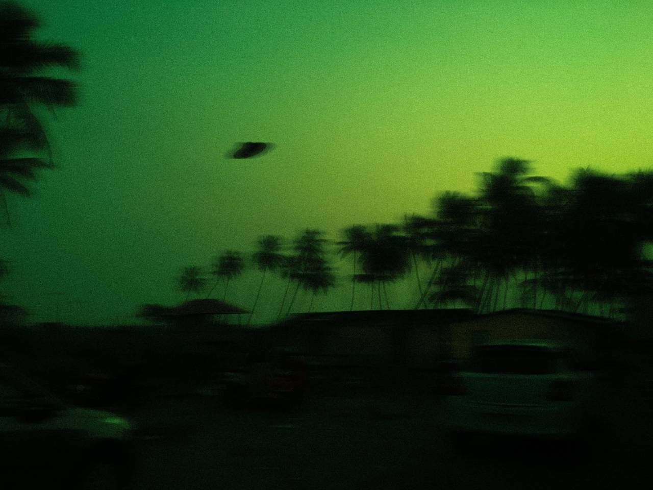 OVNI, Aéreo, Extraterrestre, Extraterrestre, Celestial, No identificado, Volador, Objeto, Anomalía, Nave espacial, Misterioso, Hacia el cielo, Perspectiva, Espacio exterior, Encuentro, Fenómeno, Vista, Horizonte, Galáctico, Exploración, Navegación, Futurista, Tecnología, Enigmático, Disco ,