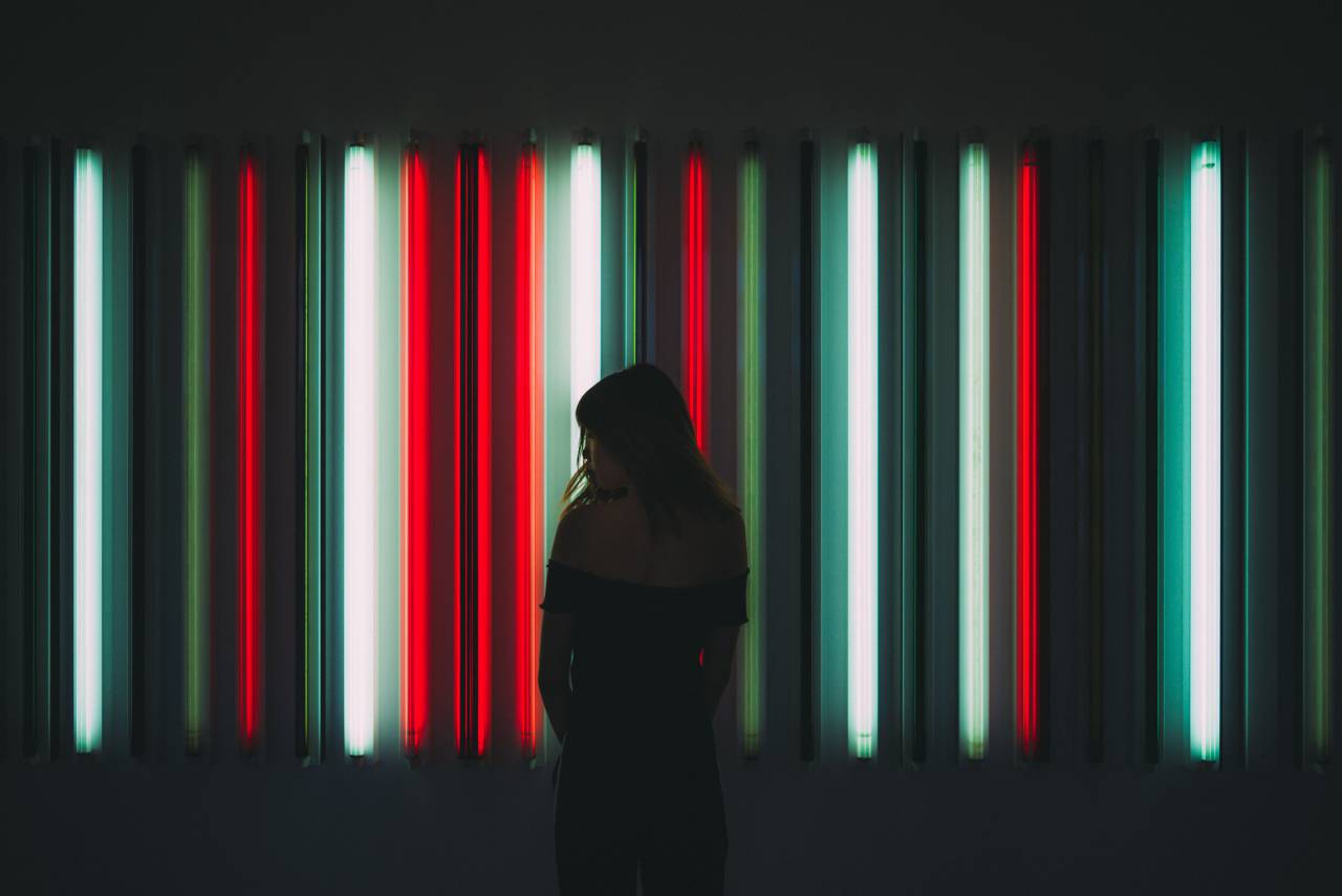 mujer;joven;moderno;luces,noche,mujer,adulto,oscuro,una persona,iluminado,escenario,espacio de actuación,equipo de iluminación,multicolor,