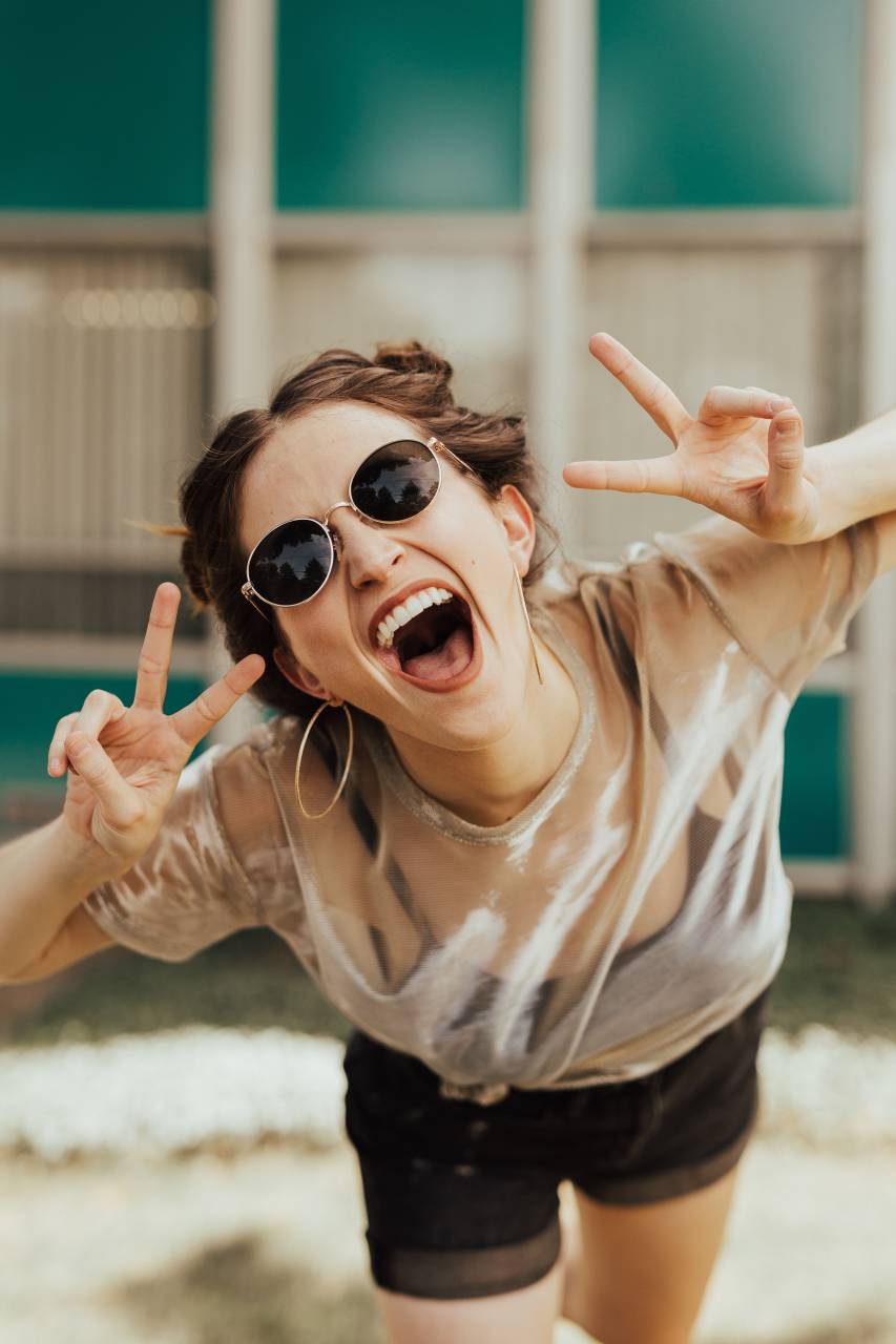 young woman;smiling,one person,sunglasses,caucasian ethnicity,outdoors,young adult,men,lifestyles,adult,women,smiling,happiness,fun,cheerful,summer,males,joy,sport, 