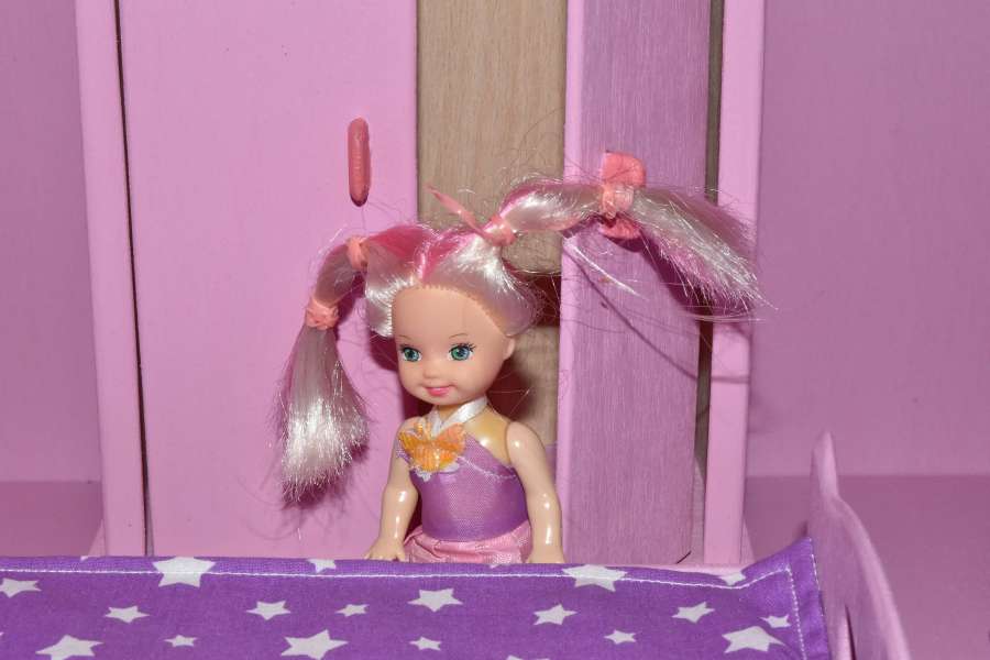 dormitorio, muñeca, sonriente, infancia, habitación