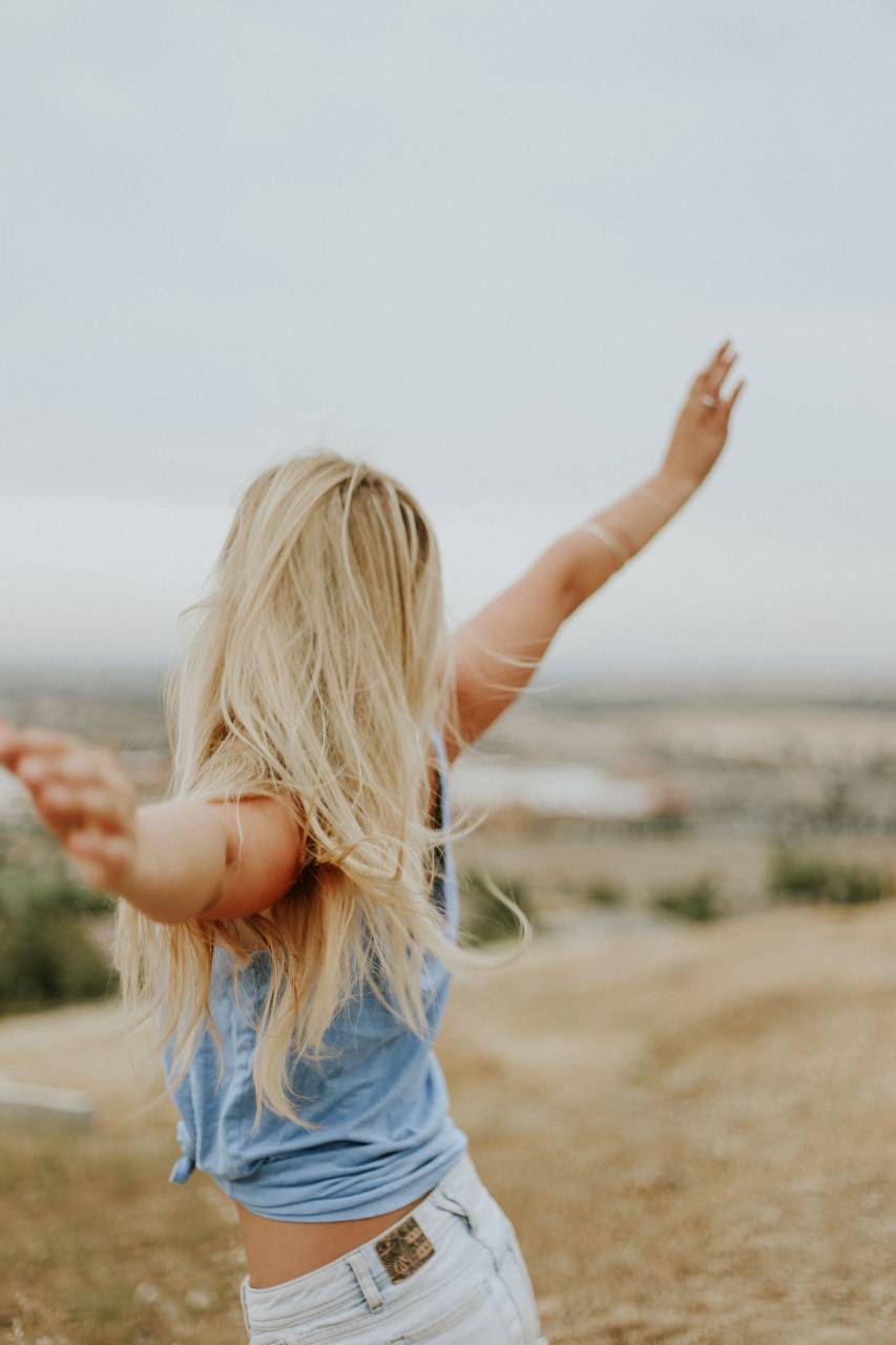 rubia, mujer, brazos abiertos, aire libre, naturaleza, libertad, felicidad, alegría, soleado, luz del sol, alegre, despreocupado, positividad, verano, relajación, aire fresco, viento en el cabello, belleza, estilo de vida, salud, fitness, ejercicio, ocio, recreación, disfrutar de la vida,