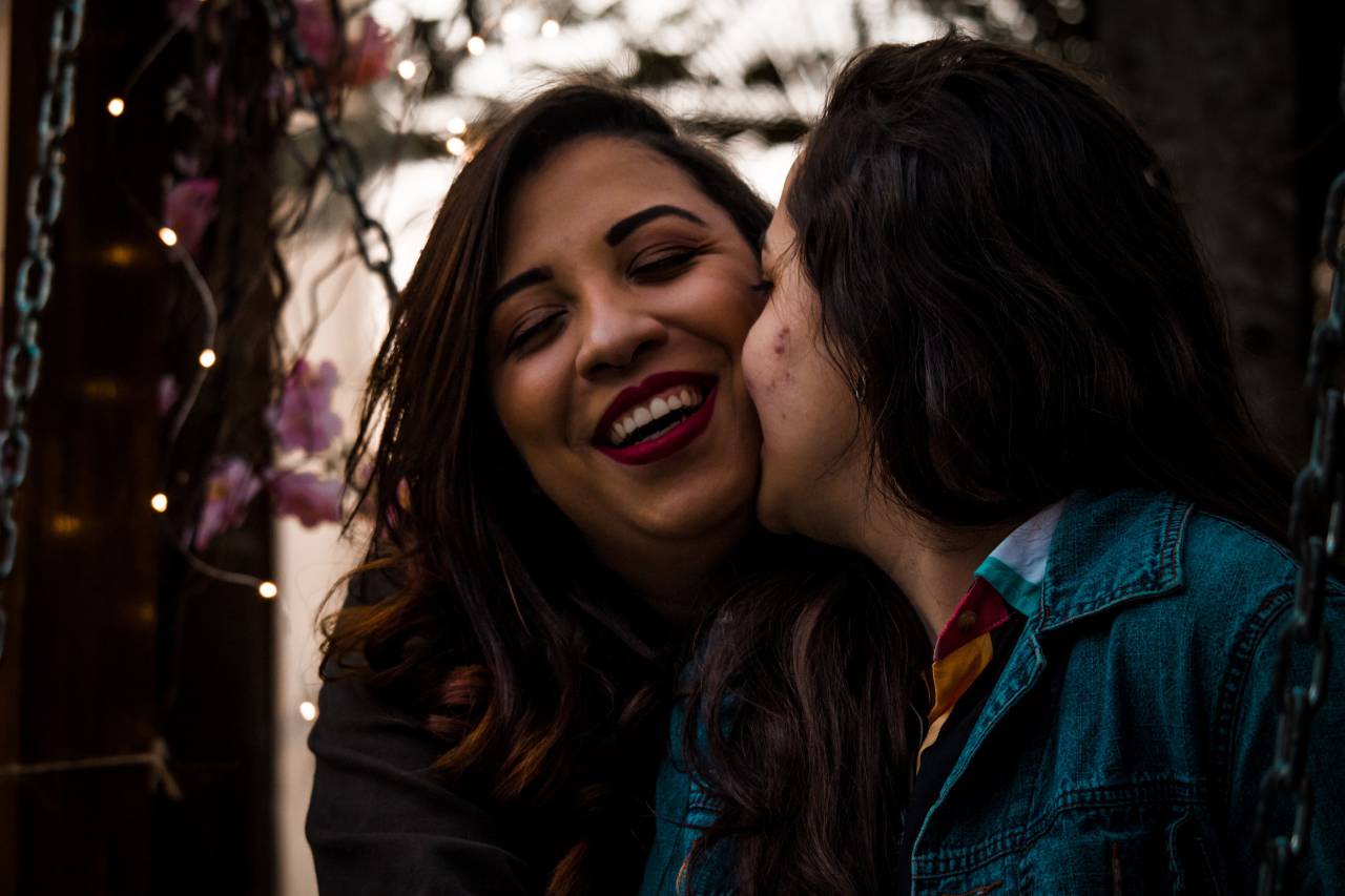 primer plano, retrato, joven, lesbiana, pareja, queer, amor, intimidad, afecto, relación, diversidad, inclusión, LGBTQ+, personas del mismo sexo, género, identidad, felicidad, unión, orgullo, romance, emocional, estilo de vida, moderno, hermosa, diversa, beso,