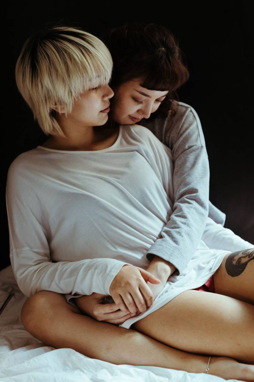 primer plano, retrato, joven, lesbiana, pareja, queer, amor, intimidad, afecto, relación, diversidad, inclusión, LGBTQ+, personas del mismo sexo, género, identidad, felicidad, unión, orgullo, romance, emocional, estilo de vida, moderno, hermosa, diversa, abrazo,