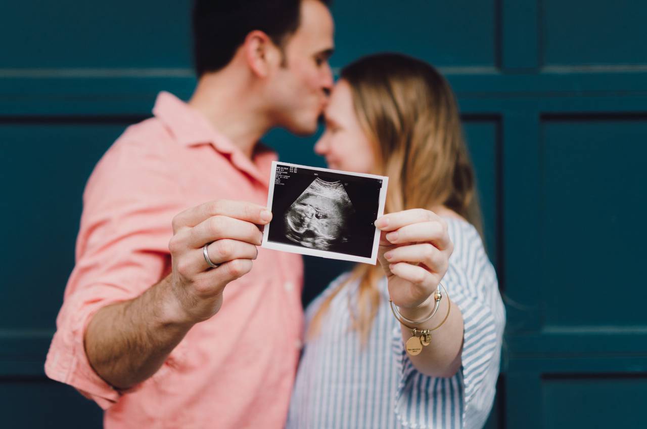 pareja, ultrasonido, embarazo, familia, padres, esperando, bebé, felicidad, alegría, amor, anticipación, compartir, primer hijo, nueva vida, paternidad, maternidad, paternidad, cuidado de la salud, médico, chequeo, diagnóstico, tecnología, fetal, ecografía, vinculación, emoción,