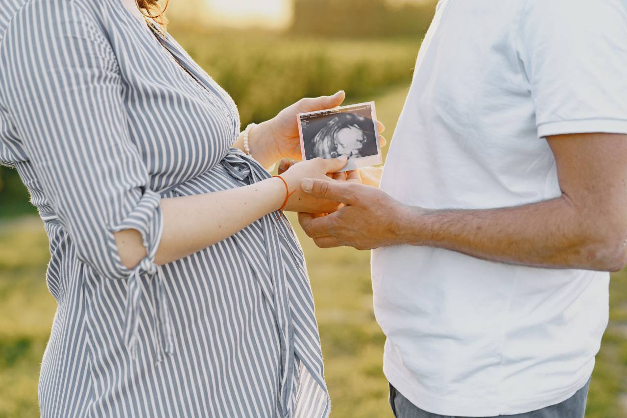 pareja, ultrasonido, embarazo, familia, padres, esperando, bebé, felicidad, alegría, amor, anticipación, compartir, primer hijo, nueva vida, paternidad, maternidad, paternidad, cuidado de la salud, médico, chequeo, diagnóstico, tecnología, fetal, ecografía, vinculación, emoción,