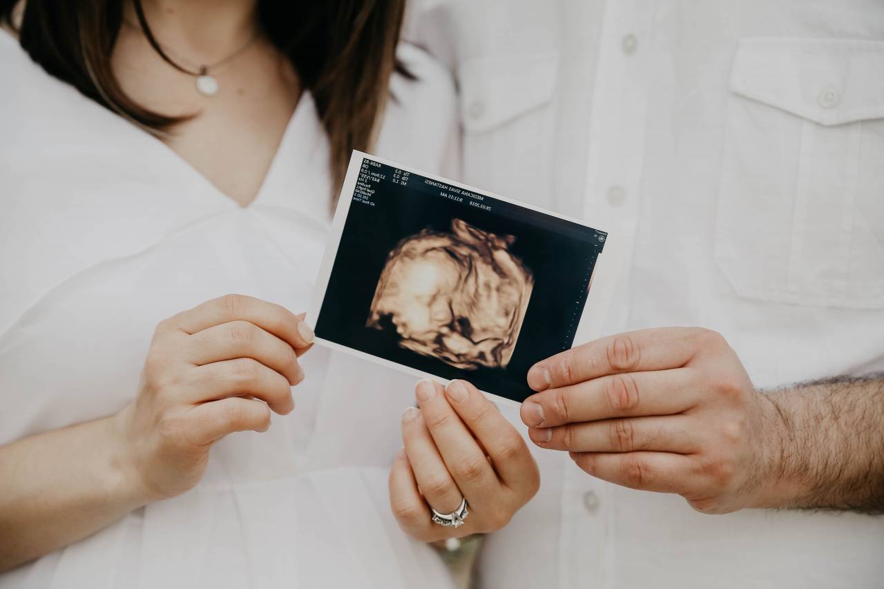 pareja, ultrasonido, embarazo, familia, padres, esperando, bebé, felicidad, alegría, amor, anticipación, compartir, primer hijo, nueva vida, paternidad, maternidad, paternidad, cuidado de la salud, médico, chequeo, diagnóstico, tecnología, fetal, ecografía, vinculación, emoción,