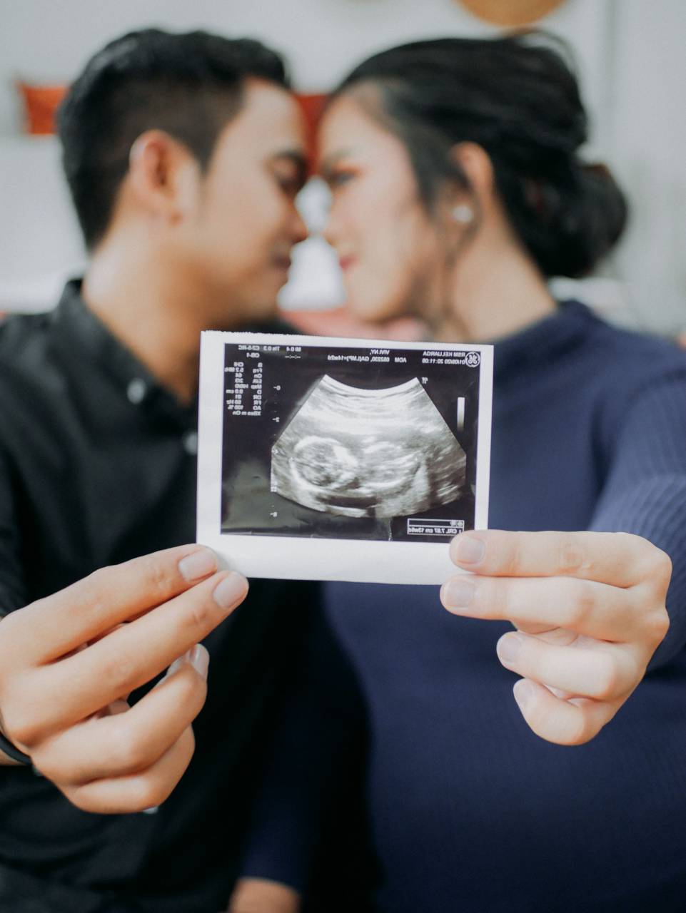 pareja, ultrasonido, embarazo, familia, padres, esperando, bebé, felicidad, alegría, amor, anticipación, compartir, primer hijo, nueva vida, paternidad, maternidad, paternidad, cuidado de la salud, médico, chequeo, diagnóstico, tecnología, fetal, sonograma, la vinculación, la emoción, asiático,