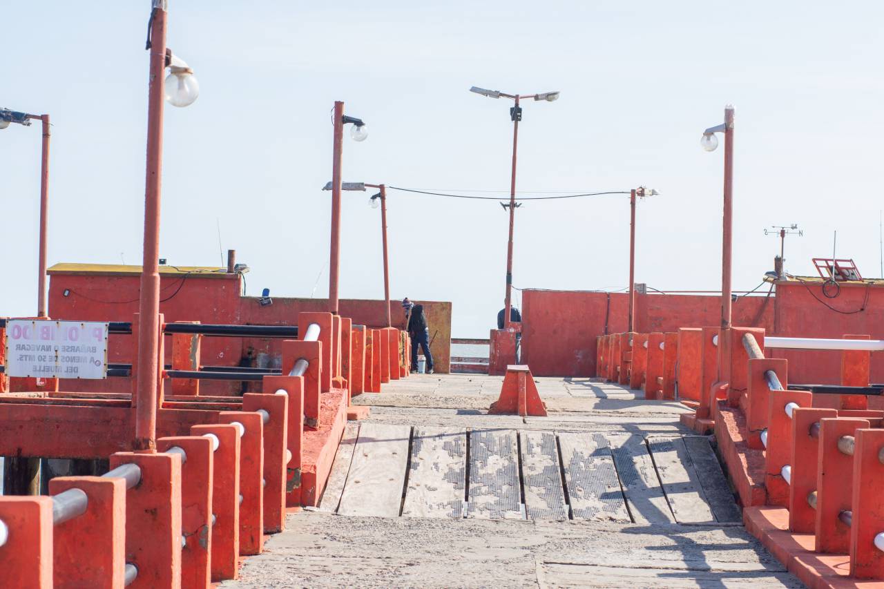 Pescadores, muelle, San Clemente del Tuyu, Buenos Aires, costa atlántica, Argentina, mar, océano, playa, turismo, paisaje, viaje, aventura, ocio, actividad, pesca, deporte, recreación, relajación, madera, estructura, horizonte, arquitectura ,