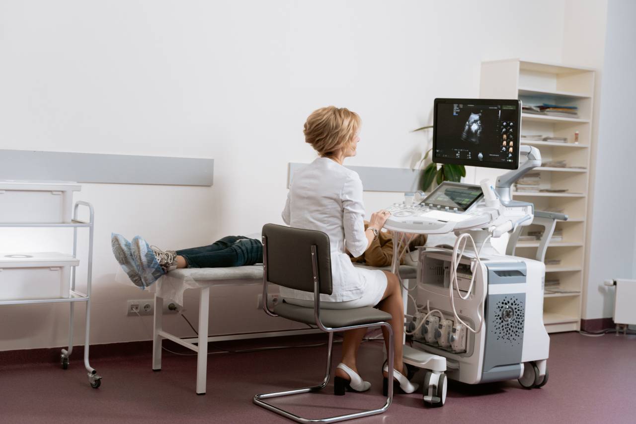 pregnant, ultrasound, motherhood, medical, prenatal, healthcare, technology, monitoring, fetus, maternity, expectant, clinic, examination, screen, doctor, healthcare professional, healthy, check-up, diagnostic, healthcare and medicine, obstetrics, gynecology, fetal, sonogram, sonographer, 