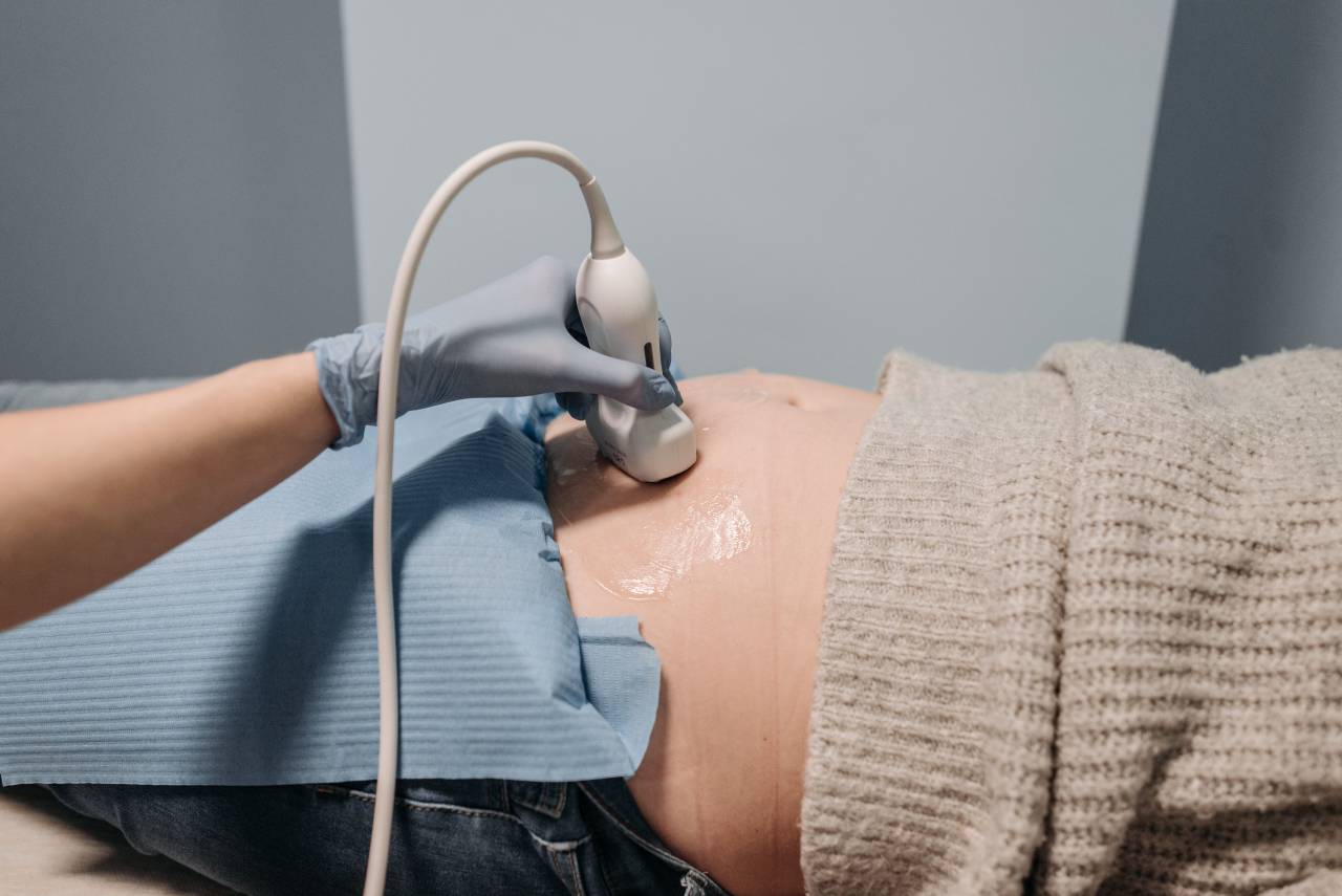 pregnant, ultrasound, motherhood, medical, prenatal, healthcare, technology, monitoring, fetus, maternity, expectant, clinic, examination, screen, doctor, healthcare professional, healthy, check-up, diagnostic, healthcare and medicine, obstetrics, gynecology, fetal, sonogram, sonographer, 