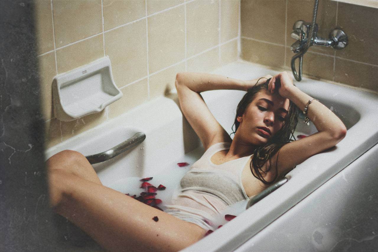 woman, bath, bathtub, relaxation, self-care, hygiene, pampering, water, wellbeing, spa, bubbles, peaceful, tranquility, rejuvenation, health, beauty, serenity, calmness, washing, bathroom, cleanliness, refreshing, therapy, personal care, 