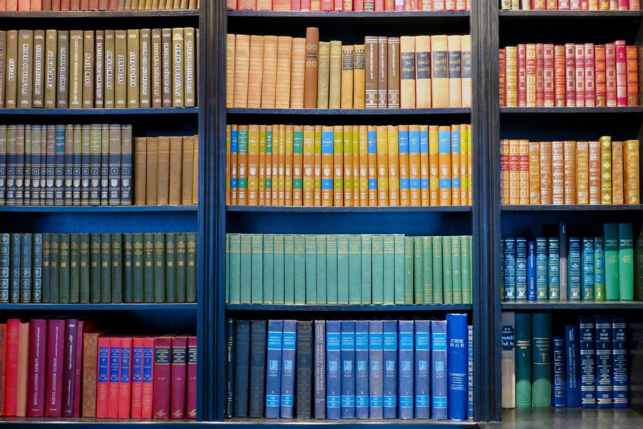 estantería, biblioteca, educación, literatura, libro, estudio, colección, conocimiento, fondo, escuela, estantería, estante, leer, librería, papel, pila, universidad, libro de texto, aprender, ciencia, diseño, viejo, cubierta, sabiduría, vintage, antiguo, fila, pared, información, literario, enciclopedia, interior, ley, académico, diccionario, educativo, investigación, publicación, antigüedad, objeto, concepto, manual, habitación, archivo,