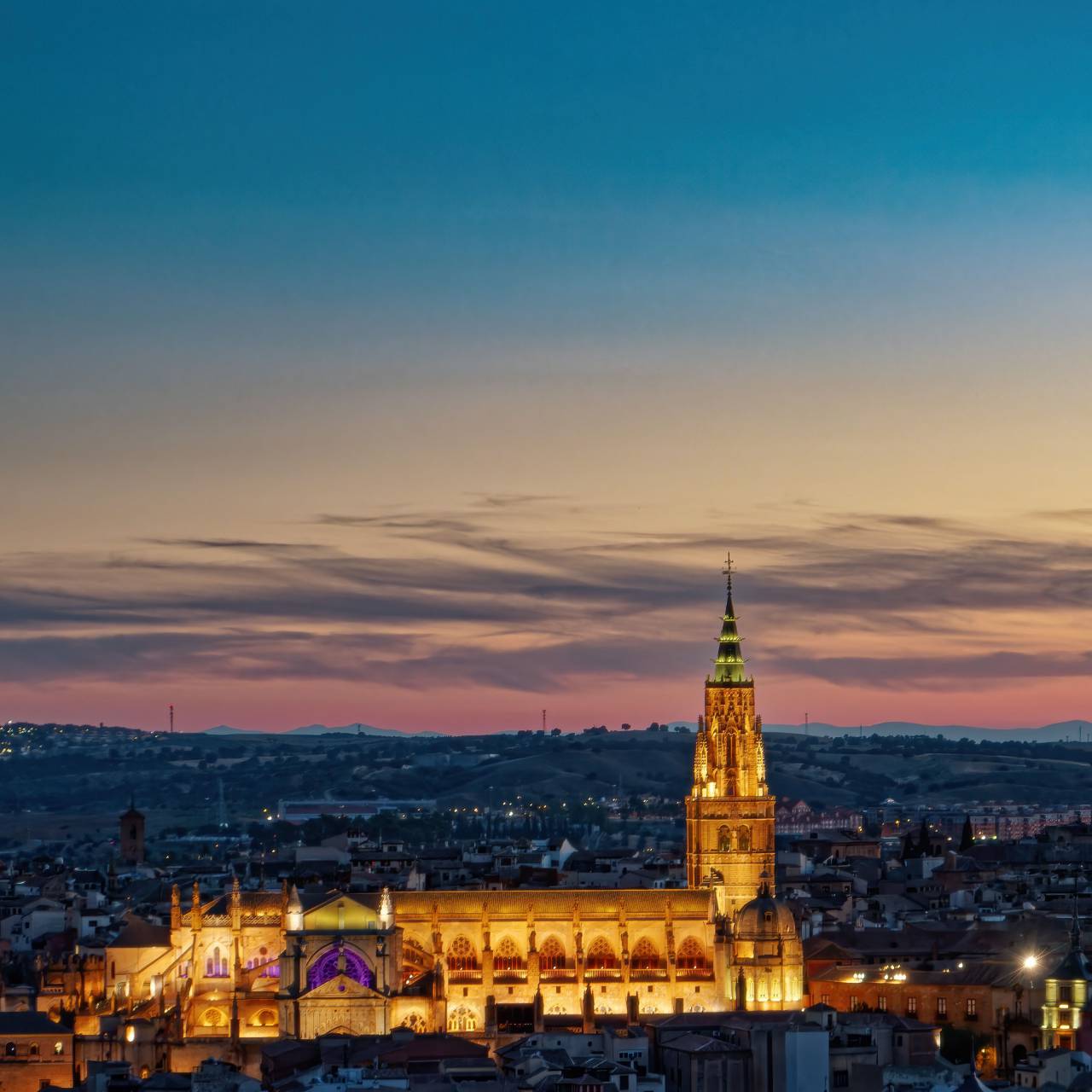 Toledo, España, Paisaje urbano, Arquitectura histórica, Patrimonio Mundial de la UNESCO, Ciudad medieval, El Greco, Río Tajo, Alcázar de Toledo, Catedral de Toledo, Influencia morisca, Barrio judío, Cultura española, Ciudad antigua, Horizonte de Toledo, Castilla-La Mancha , Panorama urbano, Patrimonio cultural, Historia de España, Calles estrechas, Monumentos españoles, Plaza de Zocodover, Toledo al anochecer, Murallas de la ciudad, Viajes europeos, noche,