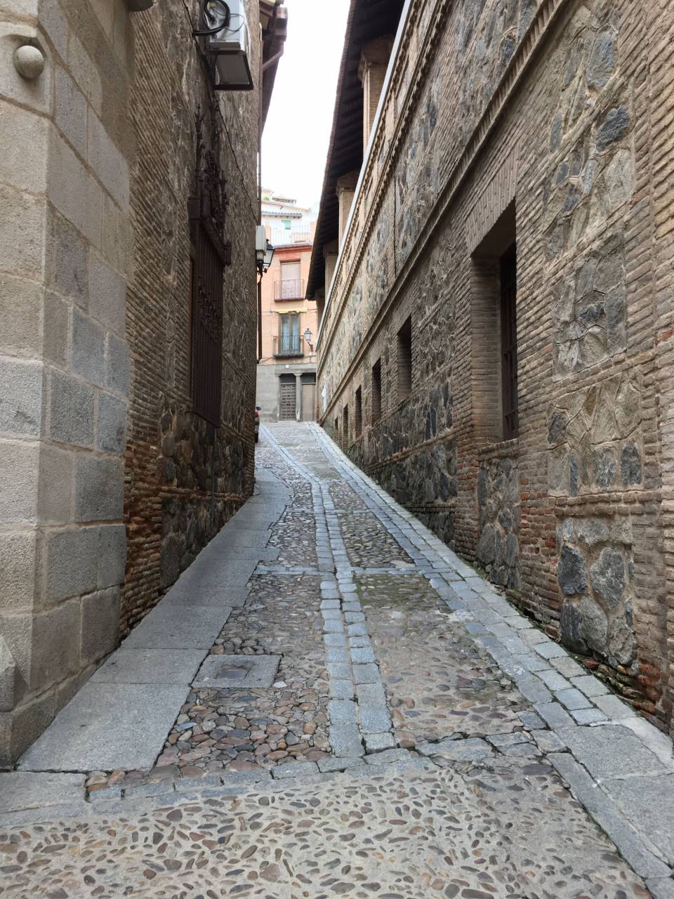 Toledo, España, Paisaje urbano, Arquitectura histórica, Patrimonio Mundial de la UNESCO, Ciudad medieval, El Greco, Río Tajo, Alcázar de Toledo, Catedral de Toledo, Influencia morisca, Barrio judío, Cultura española, Ciudad antigua, Horizonte de Toledo, Castilla-La Mancha , Panorama urbano, Patrimonio cultural, Historia de España, Calles estrechas, Monumentos españoles, Plaza de Zocodover, Toledo al anochecer, Murallas de la ciudad, Viajes europeos,