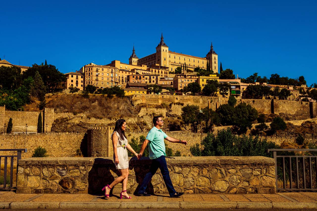 Toledo, España, Paisaje urbano, Arquitectura histórica, Patrimonio Mundial de la UNESCO, Ciudad medieval, El Greco, Río Tajo, Alcázar de Toledo, Catedral de Toledo, Influencia morisca, Barrio judío, Cultura española, Ciudad antigua, Horizonte de Toledo, Castilla-La Mancha , Panorama urbano, Patrimonio cultural, Historia de España, Calles estrechas, Monumentos españoles, Plaza de Zocodover, Toledo al anochecer, Murallas de la ciudad, Viajes europeos,