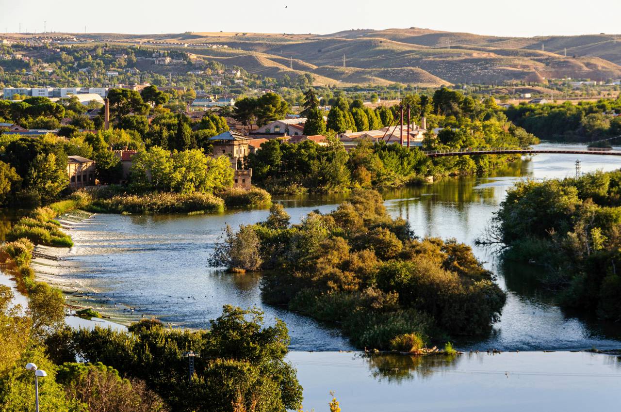 Toledo, España, Paisaje urbano, Arquitectura histórica, Patrimonio Mundial de la UNESCO, Ciudad medieval, El Greco, Río Tajo, Alcázar de Toledo, Catedral de Toledo, Influencia morisca, Barrio judío, Cultura española, Ciudad antigua, Horizonte de Toledo, Castilla-La Mancha , Panorama urbano, Patrimonio cultural, Historia de España, Calles estrechas, Monumentos españoles, Plaza de Zocodover, Toledo al anochecer, Murallas de la ciudad, Viajes europeos,
