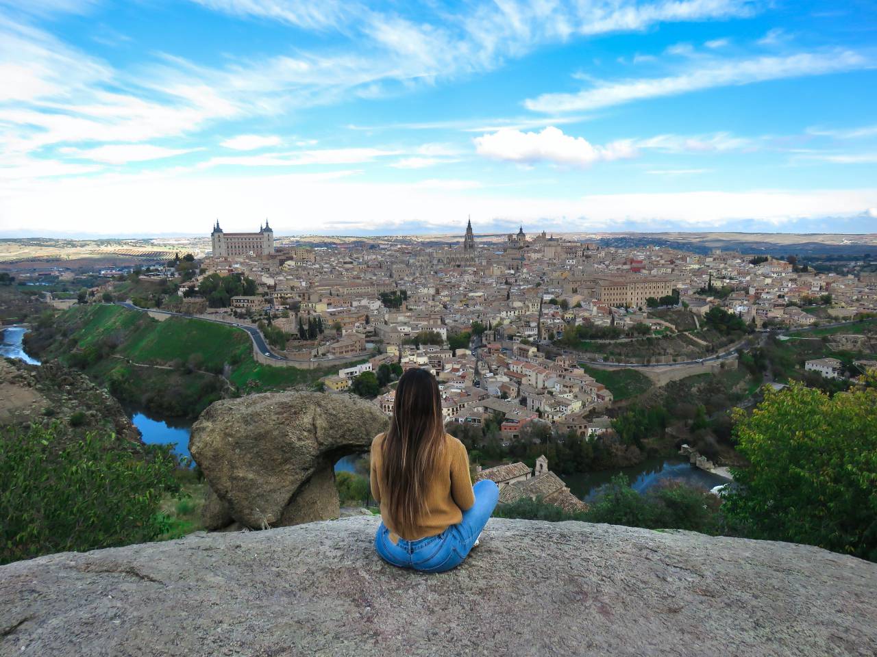 Toledo, España, Paisaje urbano, Arquitectura histórica, Patrimonio Mundial de la UNESCO, Ciudad medieval, El Greco, Río Tajo, Alcázar de Toledo, Catedral de Toledo, Influencia morisca, Barrio judío, Cultura española, Ciudad antigua, Horizonte de Toledo, Castilla-La Mancha , Panorama urbano, Patrimonio cultural, Historia de España, Calles estrechas, Monumentos españoles, Plaza de Zocodover, Toledo al anochecer, Murallas de la ciudad, Viajes europeos,
