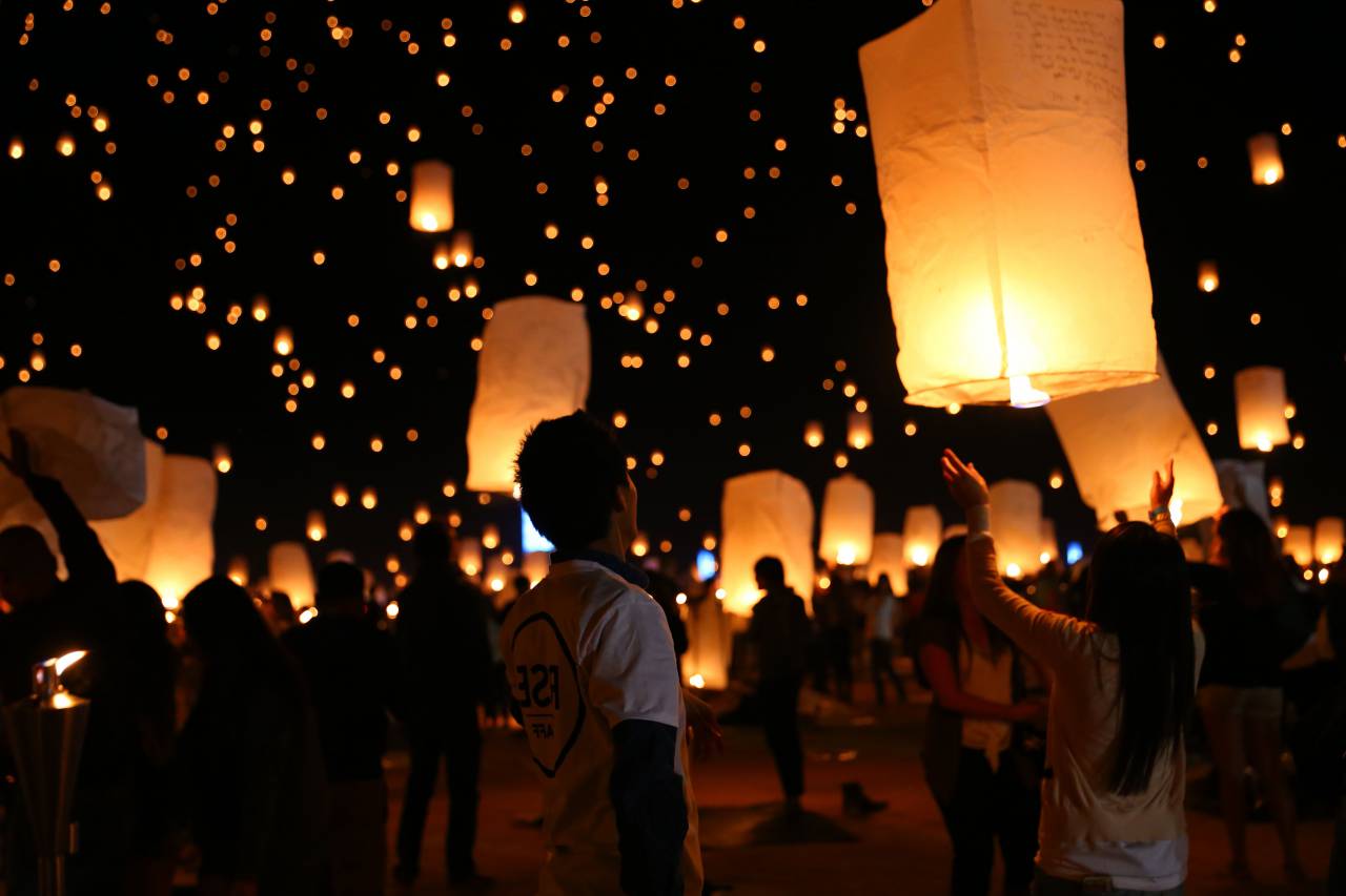 sky, night, lantern, holiday, background, dark, lit, christmas, beautiful, landscape, season, celebration, lamp, illumination, new year, bright, flame, culture, festival, floating, december, pattern, antique, asian, candle, tradition, chinese lantern, peace, new year lantern, wish lanterns, deepawali, diwali, festival of lights, chinese culture, paper lantern, copy space, asia, china, flying, balloon, 
