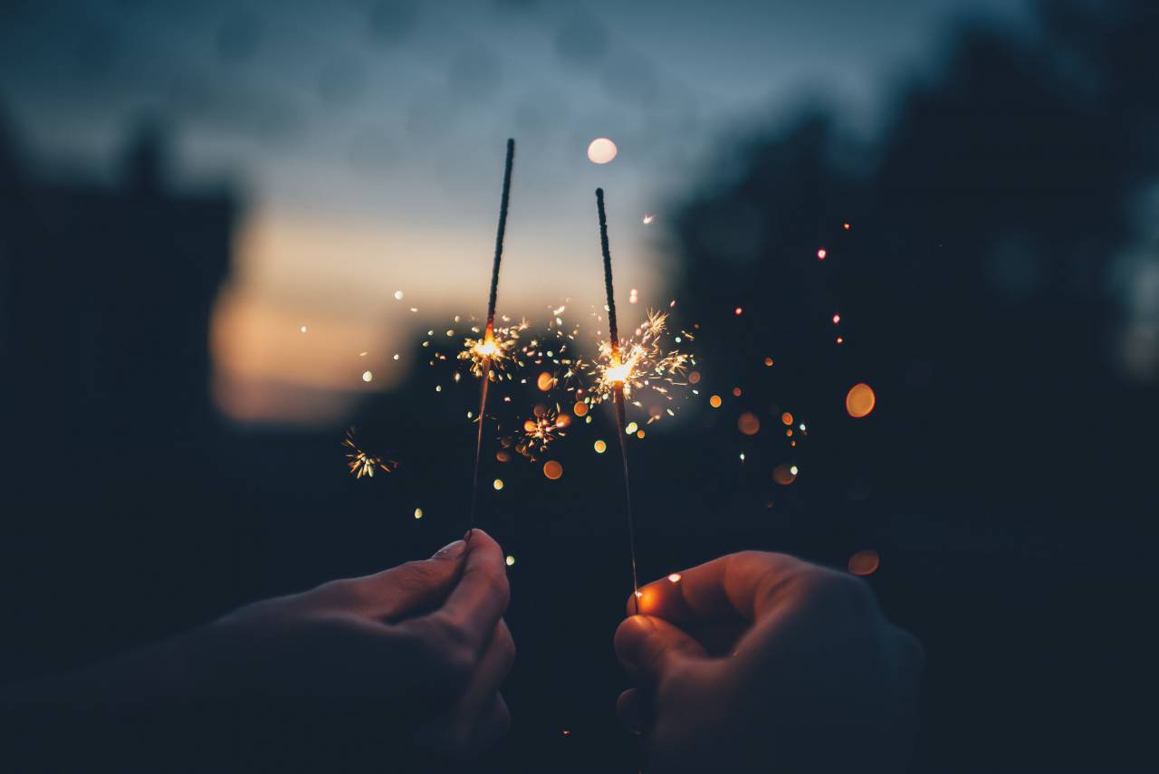 decoración, brillante, fondo, brillando, hermosa, iluminación, resplandeciente, bokeh, fondo, año nuevo, navidad, casa, vendimia, brillar, estacional, iluminado, iluminado, espacio de copia, celebración, brillar, reluciente, saludo, celebrar, noche, brillante, vibrante, llamarada, reflejos, diciembre, festivo, grupo de personas,