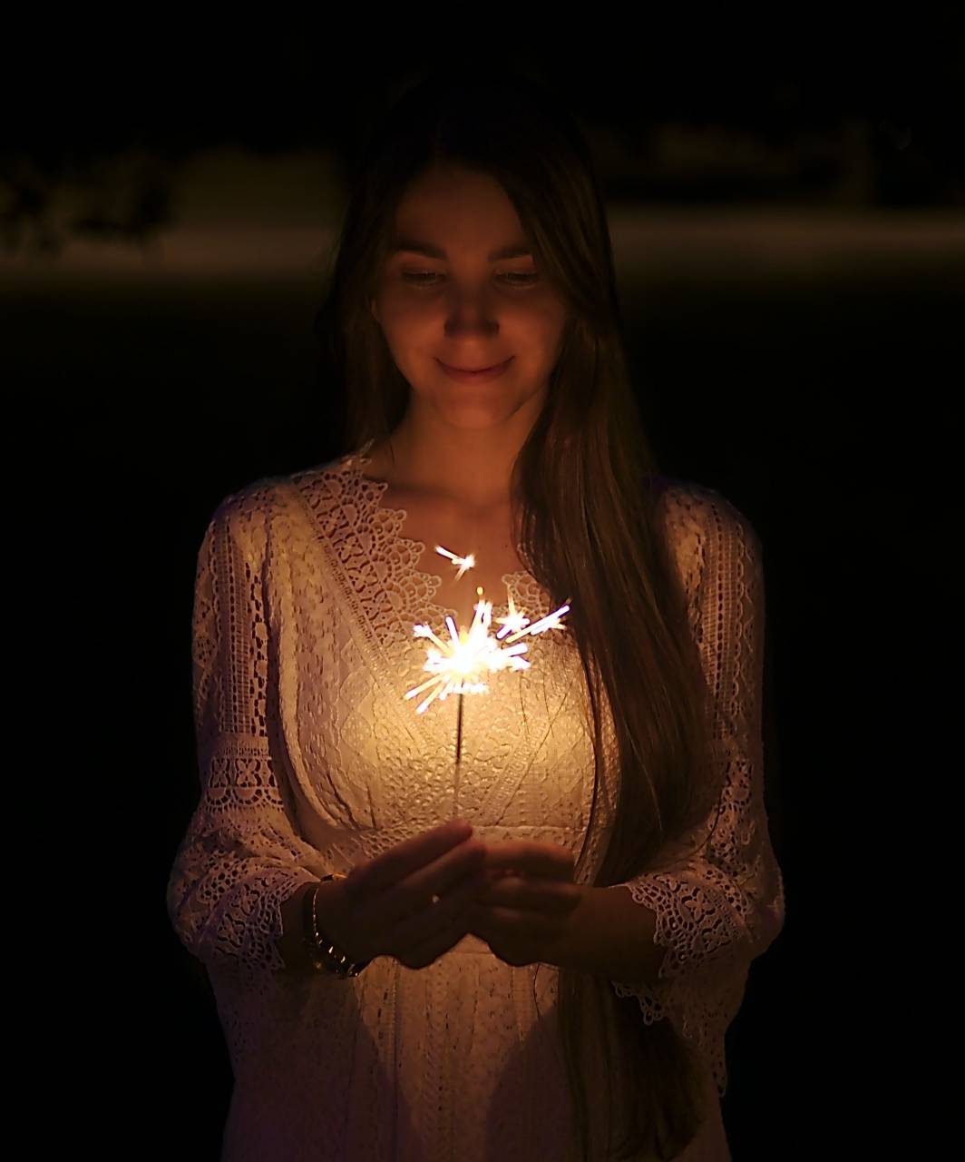 feliz, mujer, fiesta, fiesta, navidad, bengala, tenencia, felicidad, joven, celebración, hermoso, divertido, noche, cumpleaños, fuego, gente, niña, fuegos artificiales, hombre, riendo, brillante, celebrando, negro, nuevo, hembra, brillar, ligero, amigos, iluminado, mano, alegre, año, persona, celebrar, juntos, ardiente, invierno, bengala encendida, año nuevo, fondo, alegría, disfrute, espumoso, noche, estilo de vida, evento,