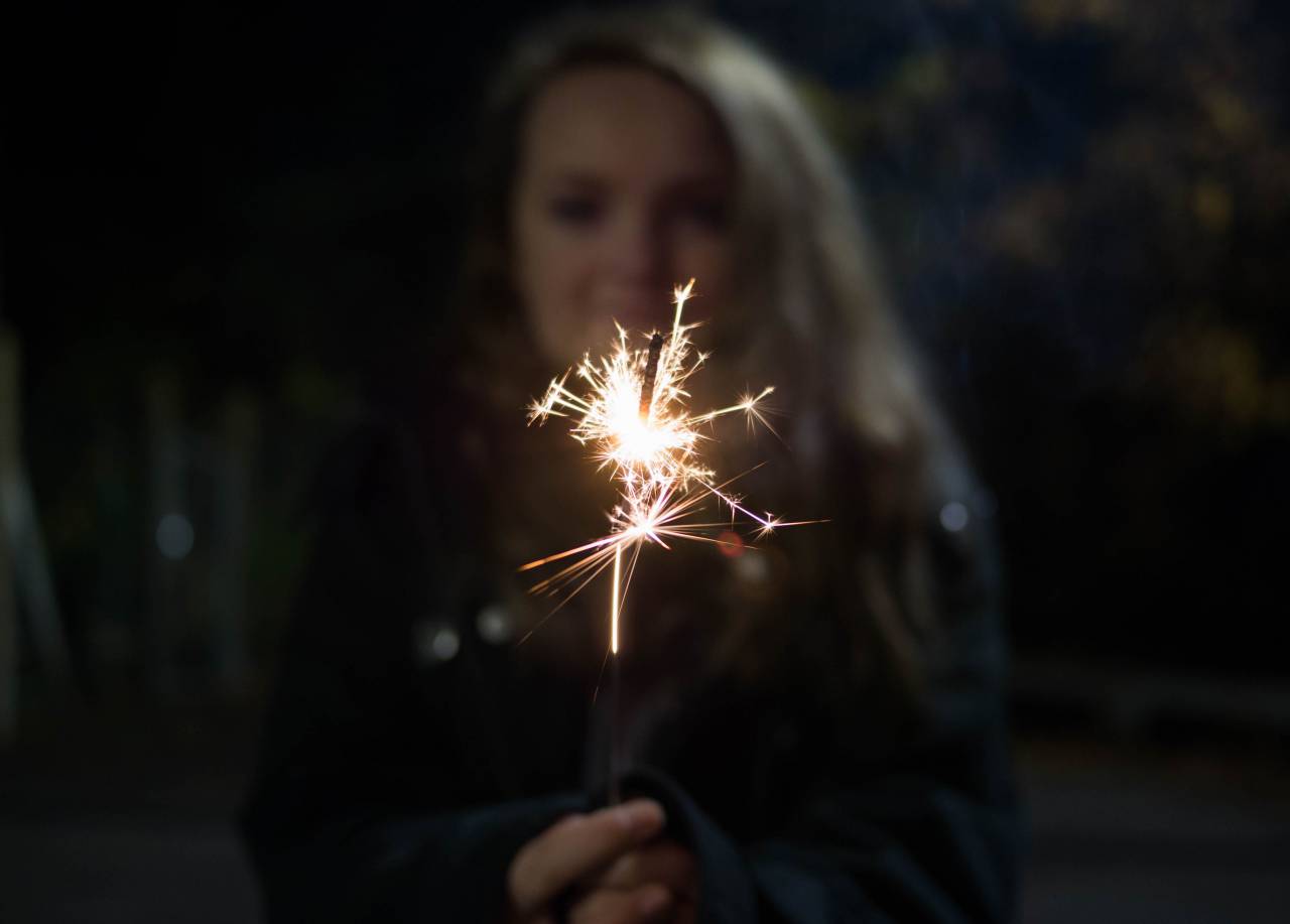 feliz, mujer, fiesta, fiesta, navidad, bengala, tenencia, felicidad, joven, celebración, hermoso, divertido, noche, cumpleaños, fuego, gente, niña, fuegos artificiales, hombre, riendo, brillante, celebrando, negro, nuevo, hembra, brillar, ligero, amigos, iluminado, mano, alegre, año, persona, celebrar, juntos, ardiente, invierno, bengala encendida, año nuevo, fondo, alegría, disfrute, espumoso, noche, estilo de vida, evento,