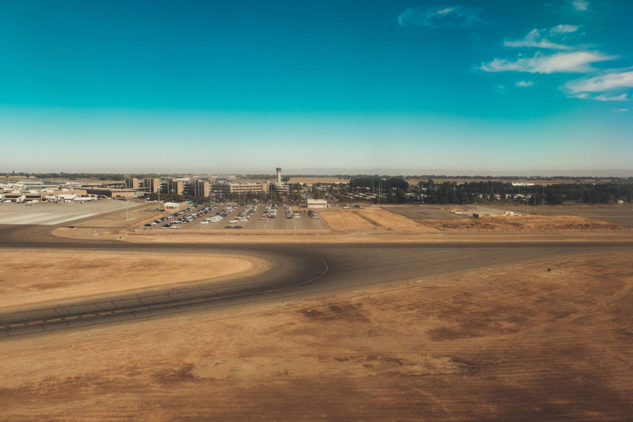 Aeropuerto, aviones, pista de aterrizaje, transporte, viaje, viaje, estacionamiento, coches, azul, cielo, sol, nubes,