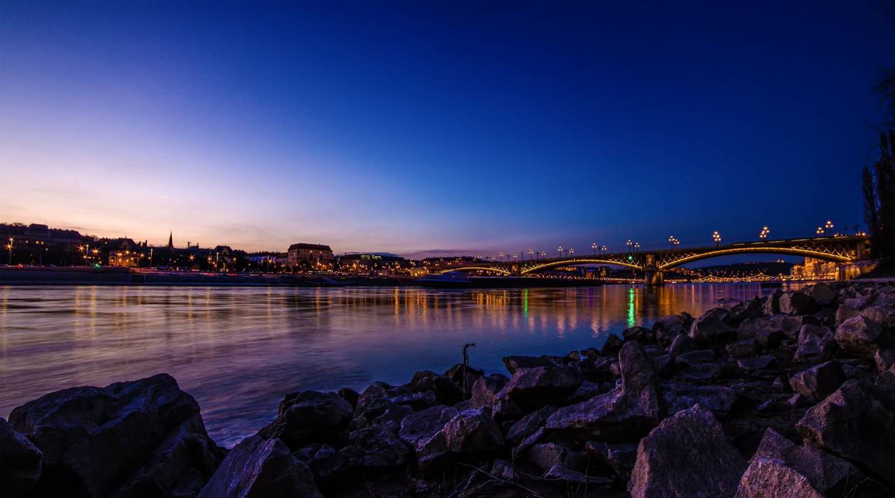 arquitectura, edificio, infraestructura, azul, cielo, ciudad, torre, urbano, horizonte, rascacielos, puente, noche, luces, mar, océano, agua, rocas, costa,