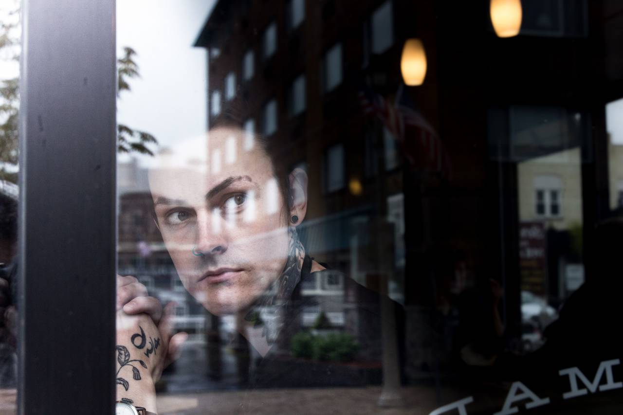 arquitectura, edificio, infraestructura, cafetería, tienda, vaso, gente, hombre, chico, tatuaje,