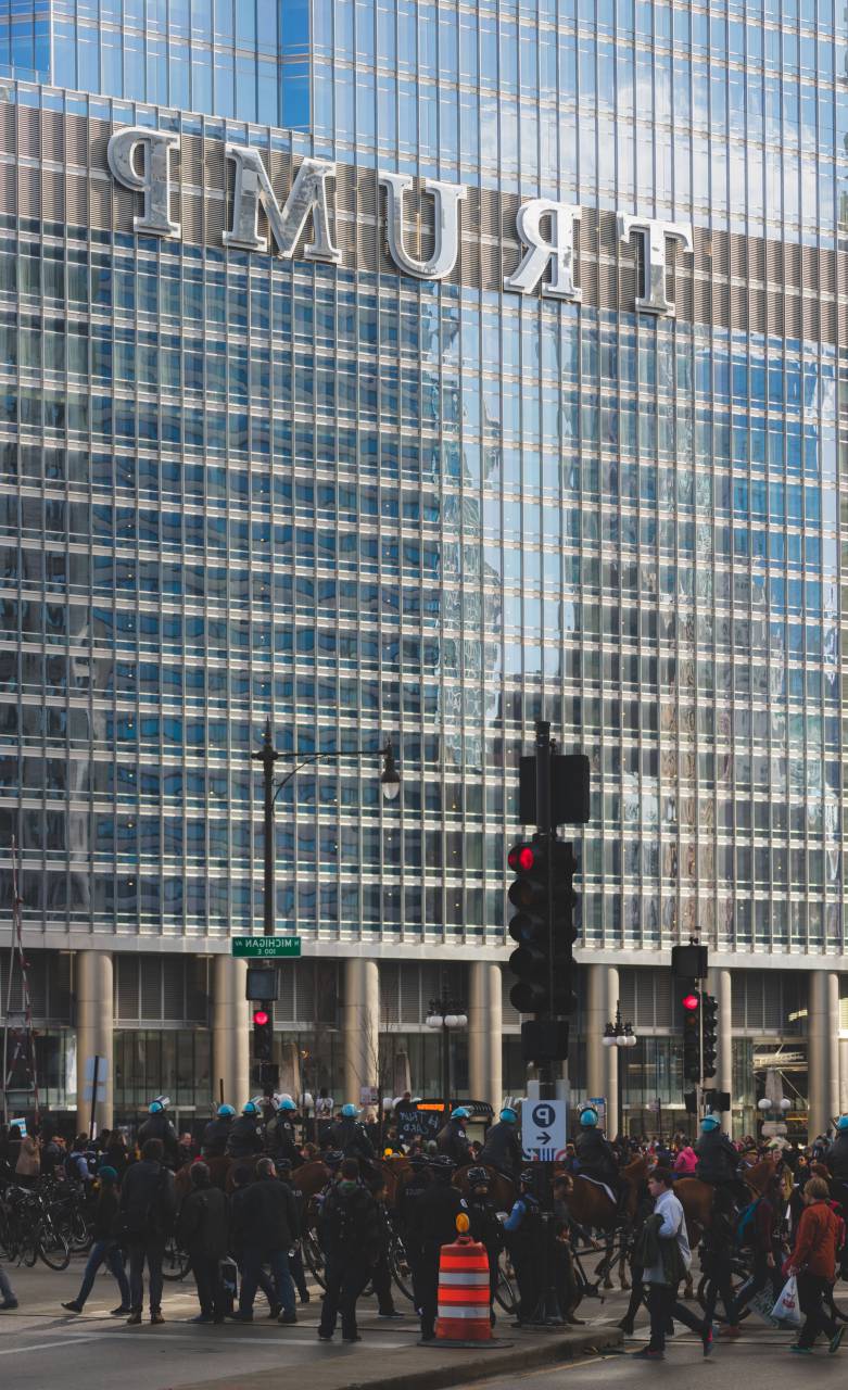 arquitectura, edificio, infraestructura, estructura, establecimiento, apartamento, ventanas, condominio, hotel, gente, protesta, reunión, policía, triunfo, igualdad, carretera, semáforo, derechos,