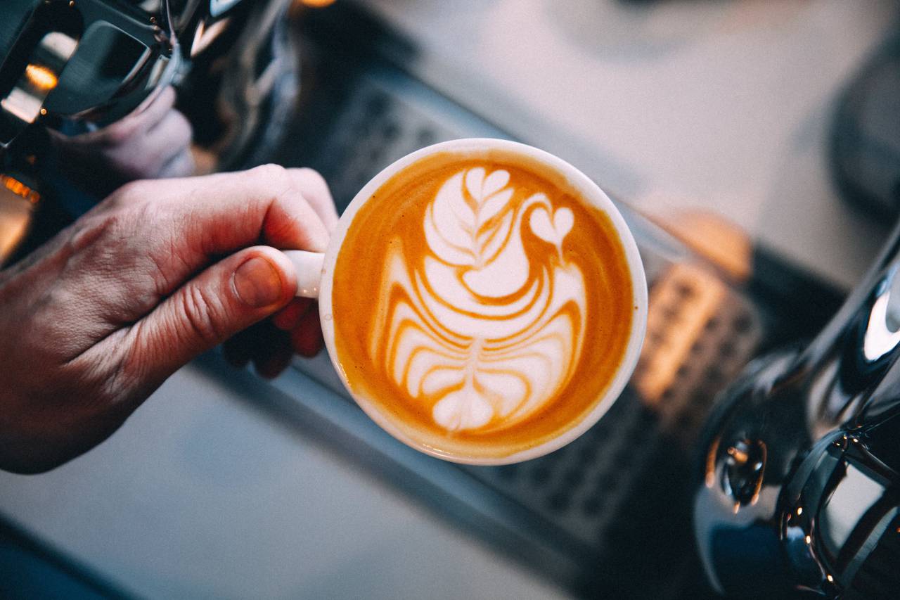 barista, latte, art, coffee, hot coffee, fresh coffee, espresso, cappuccino, beverage, cafe, restaurant, milk, cup, hand, close up, breakfast drink, hot, moccha
, 